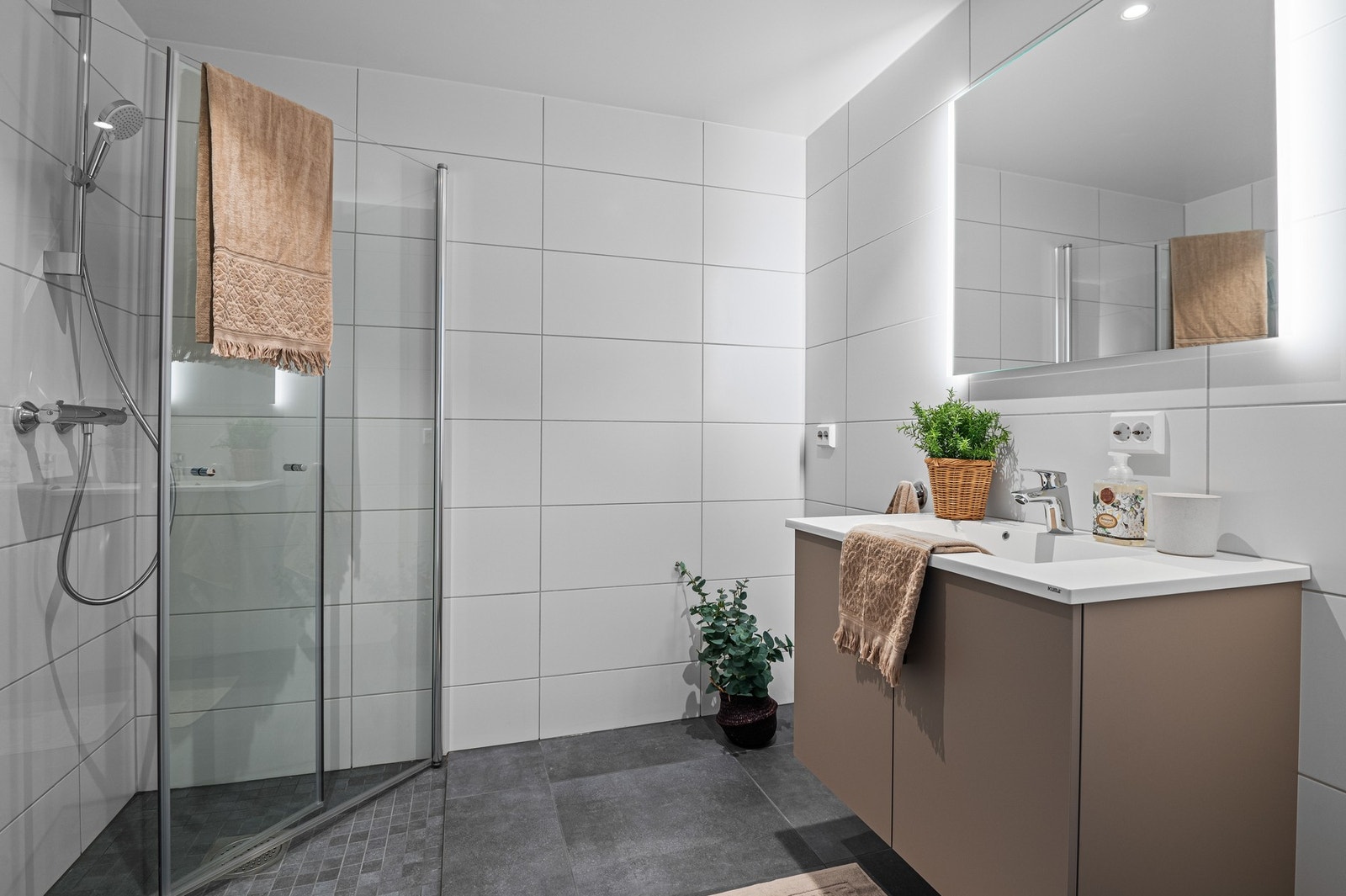 Flislagt baderom med gulvvarme og delikat baderomsinnredning fra HTH. Galleribilde