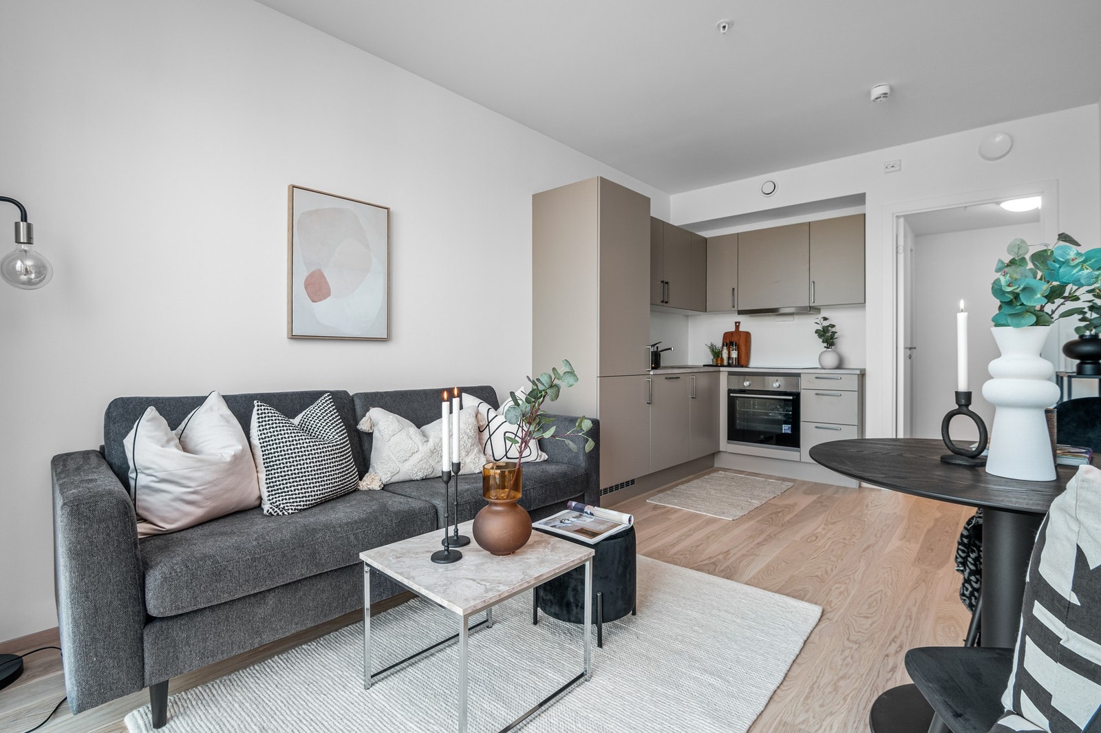 Leiligheten ligger i 3. etasje, og har flott utsikt over felleshagen. Galleribilde