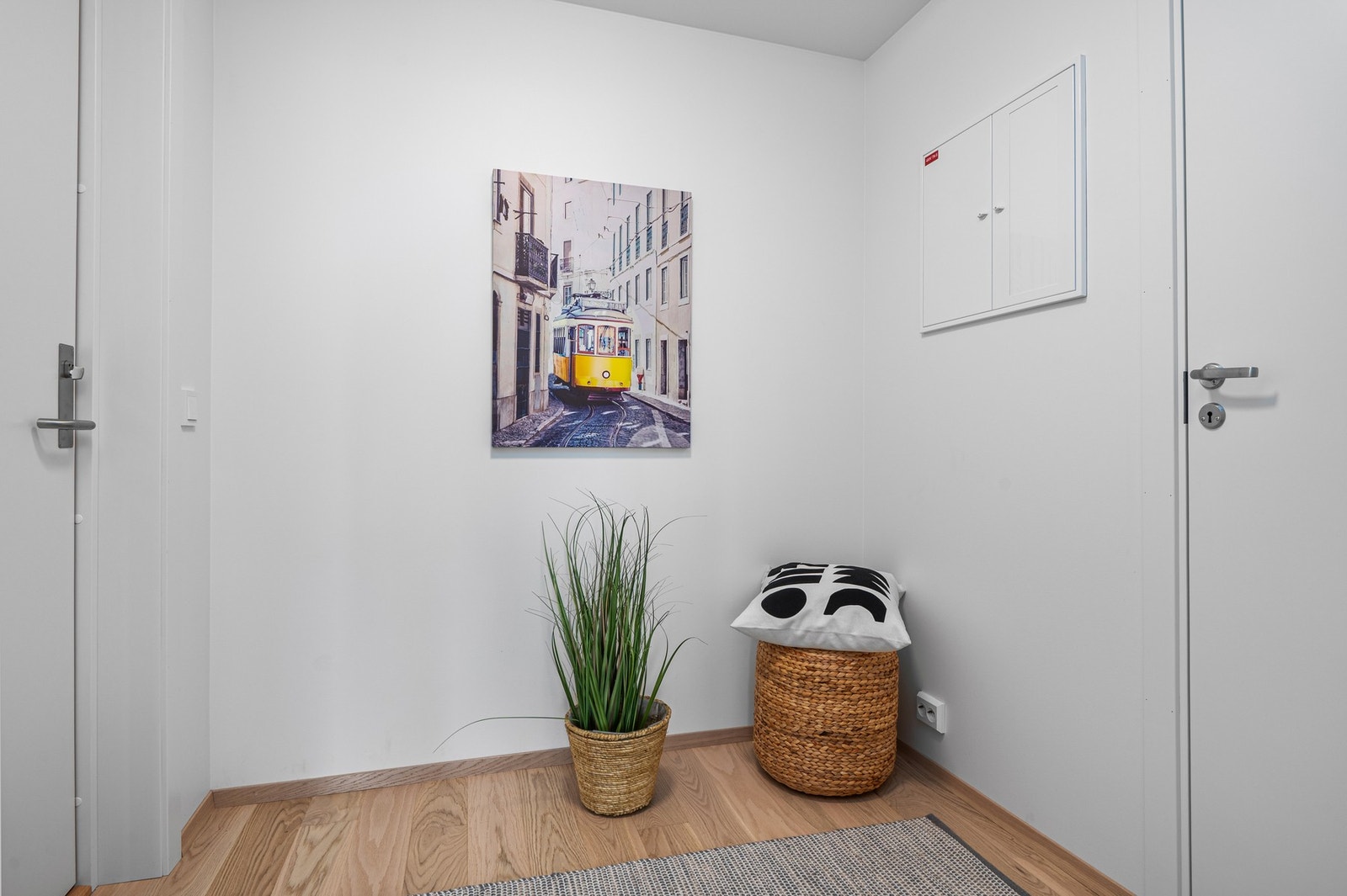 Romslig og adskilt entre. Leiligheten har parkett på gulv, malte overflater på vegger og i tak, fjernvarme og balansert ventilasjon. Galleribilde