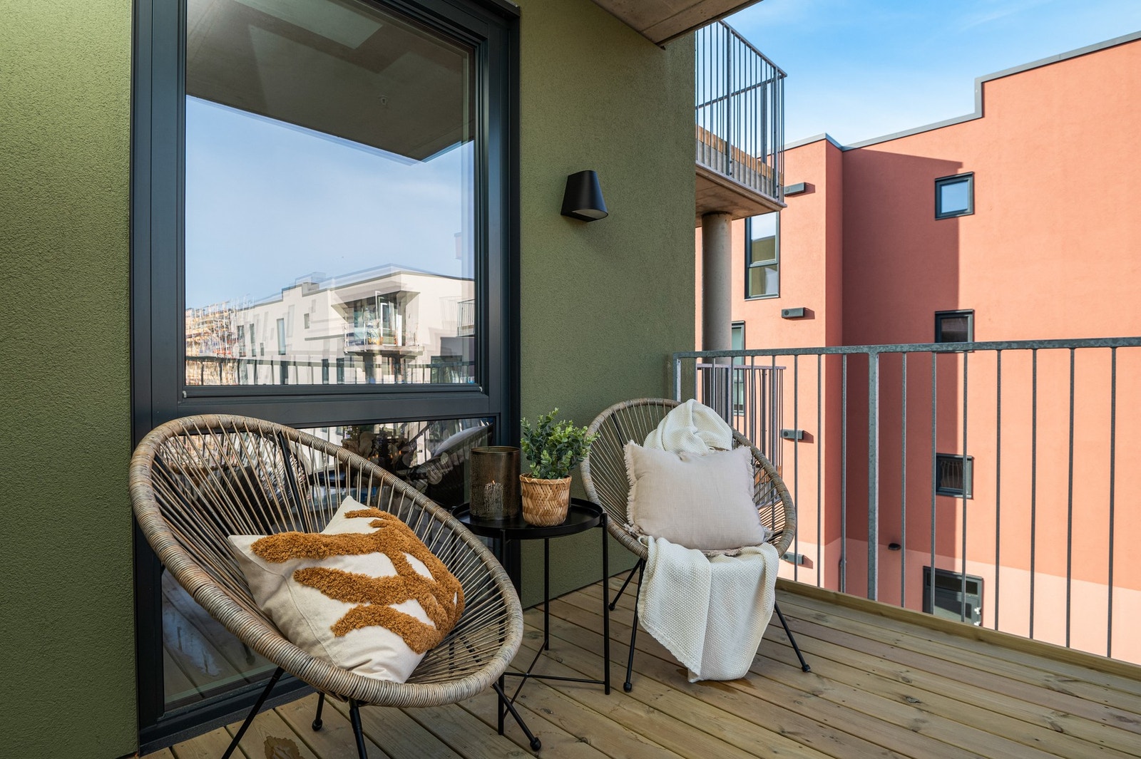 Skjermet, privat og takoverbygd balkong på 6 kvm. Galleribilde