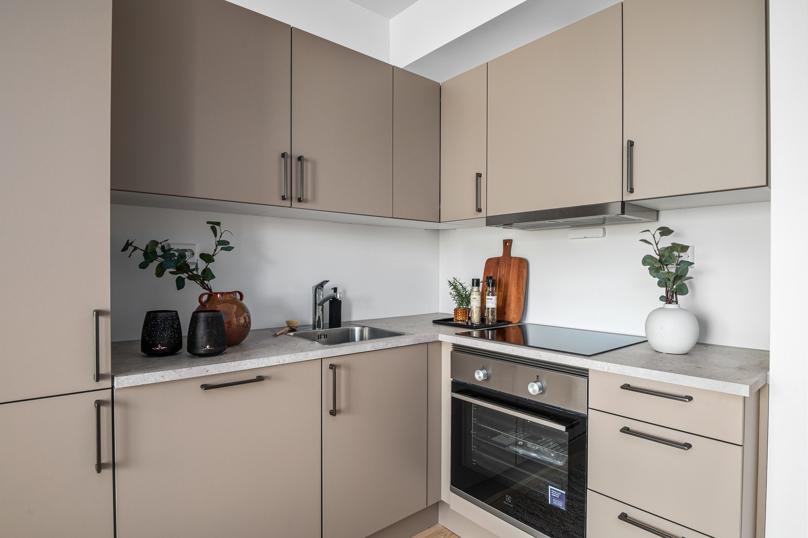 Både kjøkken- og baderomsinnredning er levert av kvalitetsleverandøren HTH. Galleribilde