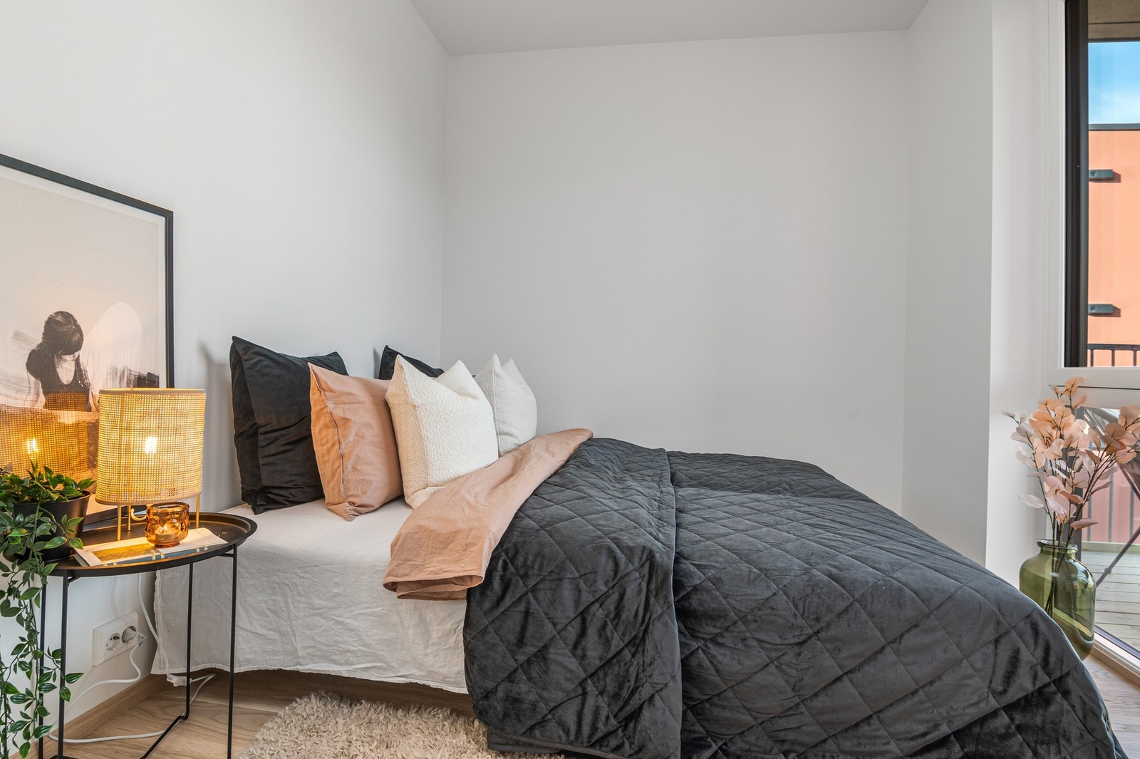 Soverom - God takhøyde og store vindusflater løfter romfølelsen. Galleribilde