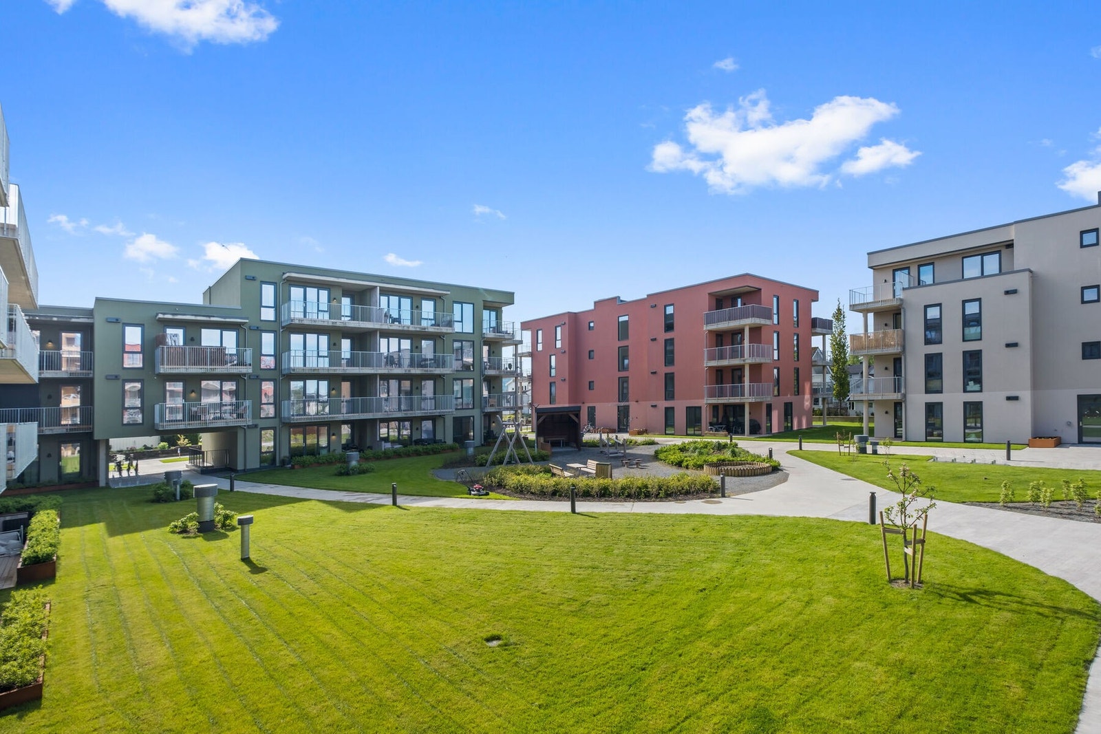 Felleskostnadene inkluderer: Renovasjon, TV/Internett, fjernvarme (286-13), kaldtvann (28-13), felleskostnader fordelt pr areal/bod park.kjeller/p-plass og fellesareal ute. Galleribilde