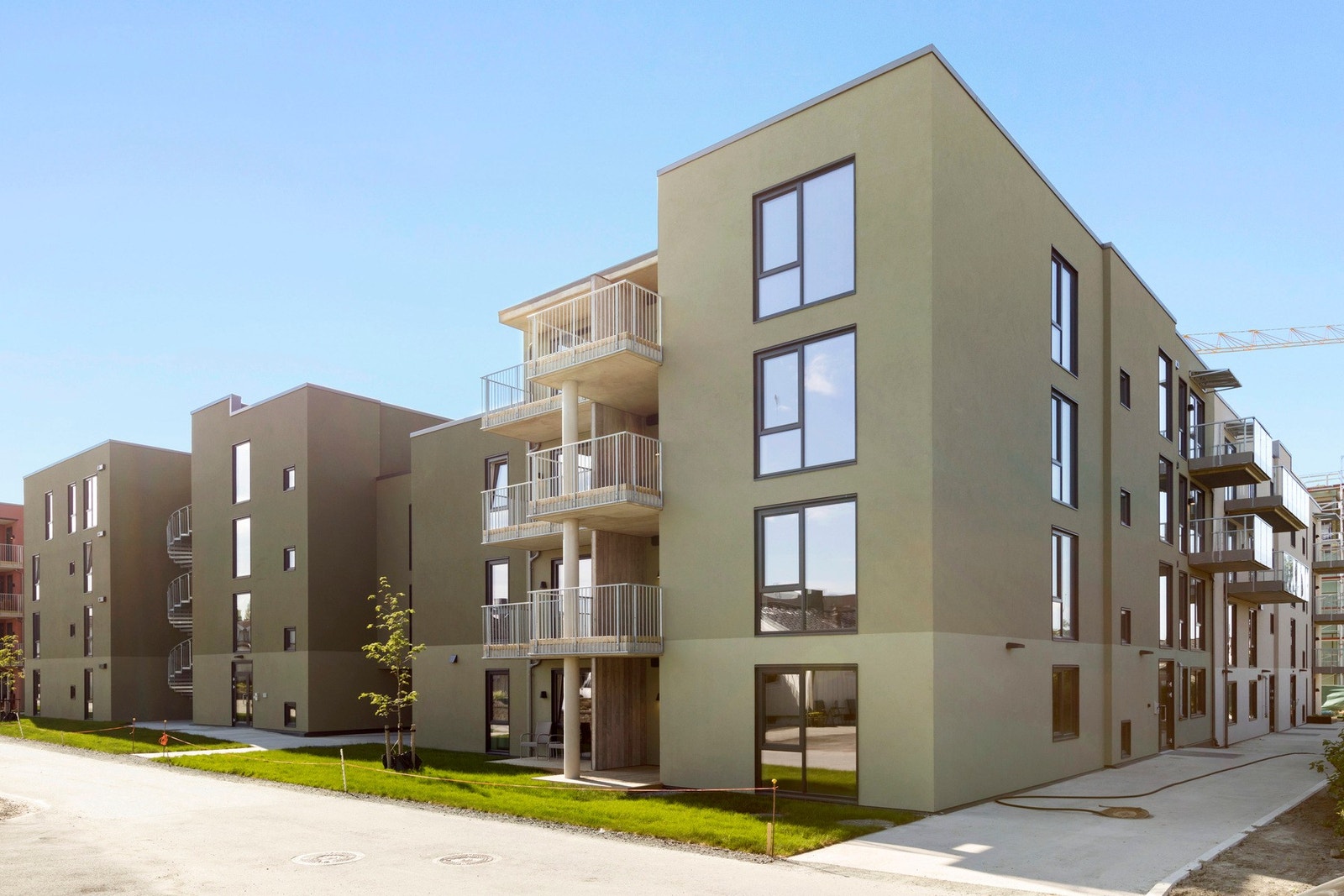 Inngangsparti fra bakkeplan i retning Coop Extra - Det er nedkjøring til parkeringskjeller fra motsatt side av bebyggelsen - Heis opp til leiligheten. Galleribilde