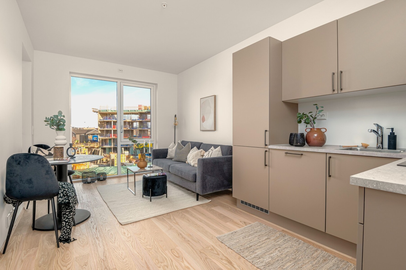 Leiligheten rommer entre, bad, soverom, kjøkken og stue med utgang til balkong. Galleribilde