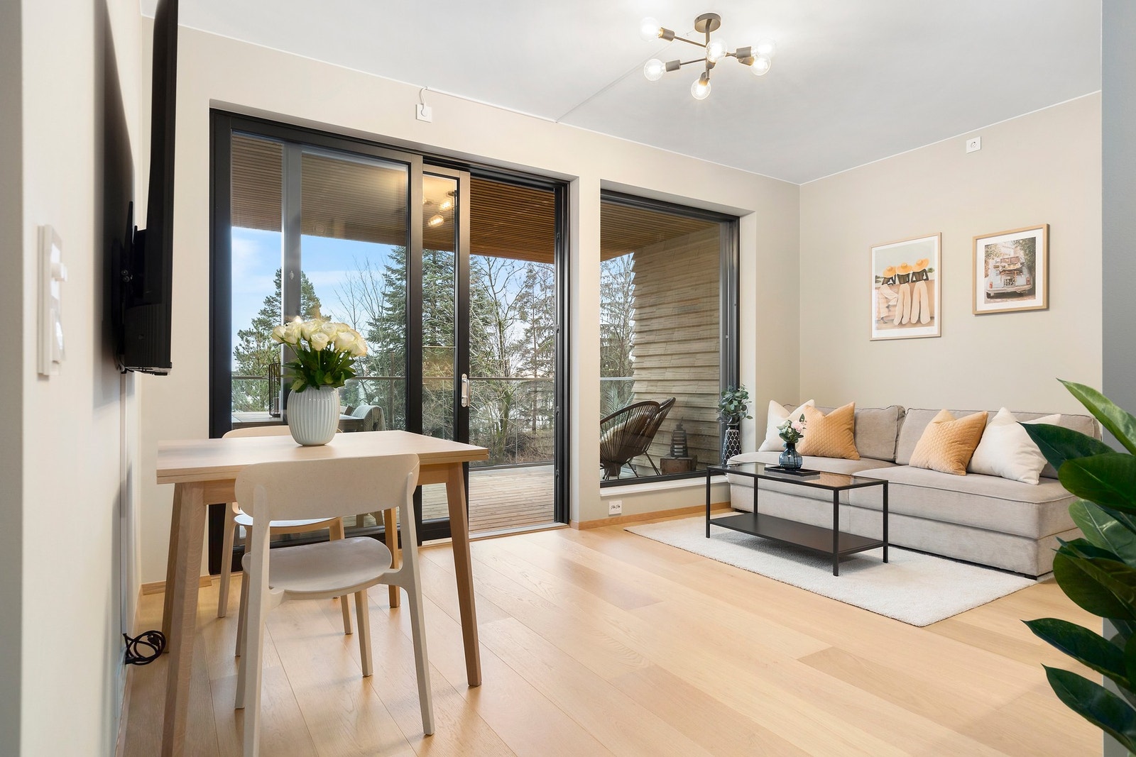 Det er plass til både sittegruppe og spisebord. Galleribilde