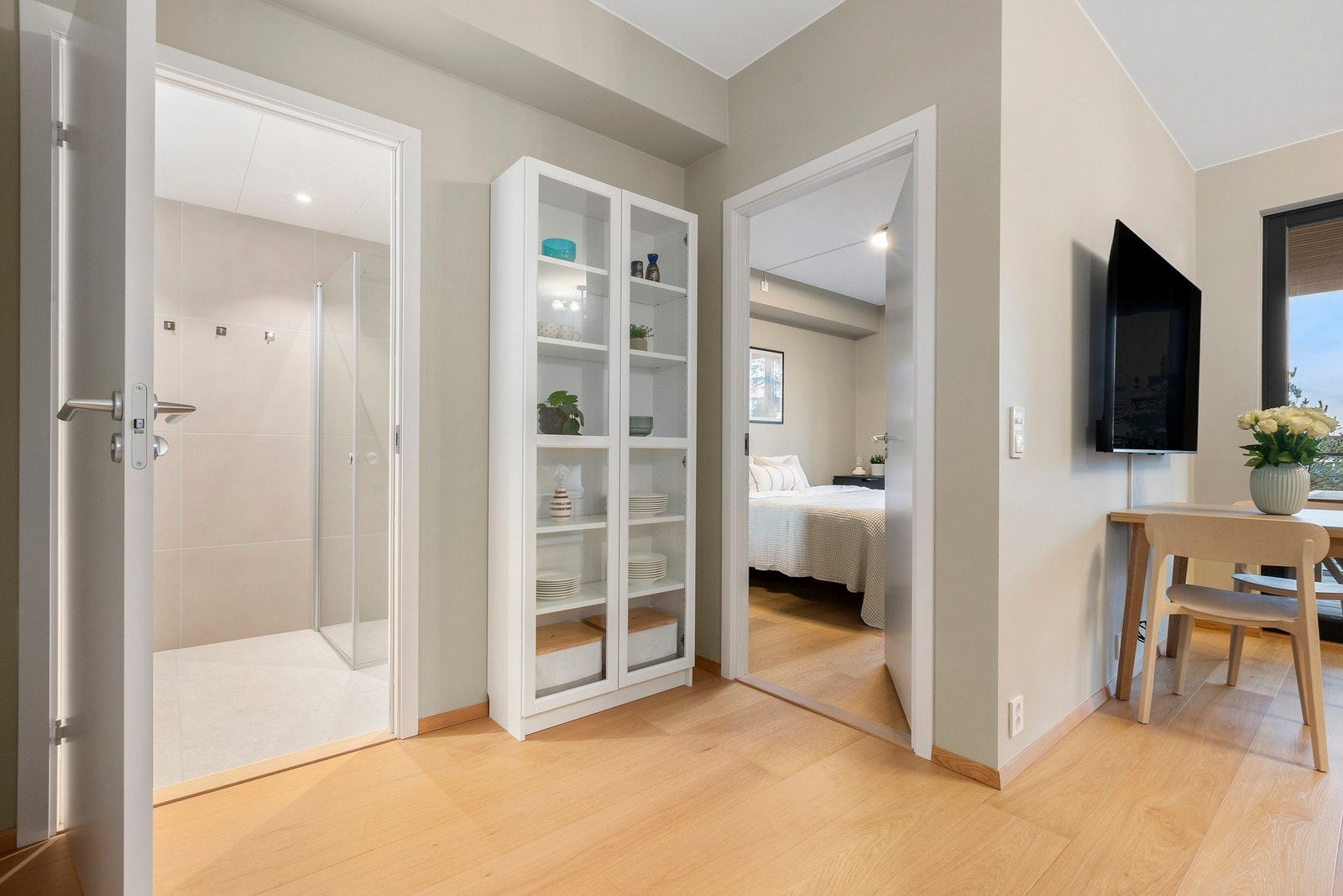 Romslig og praktisk hall. Galleribilde