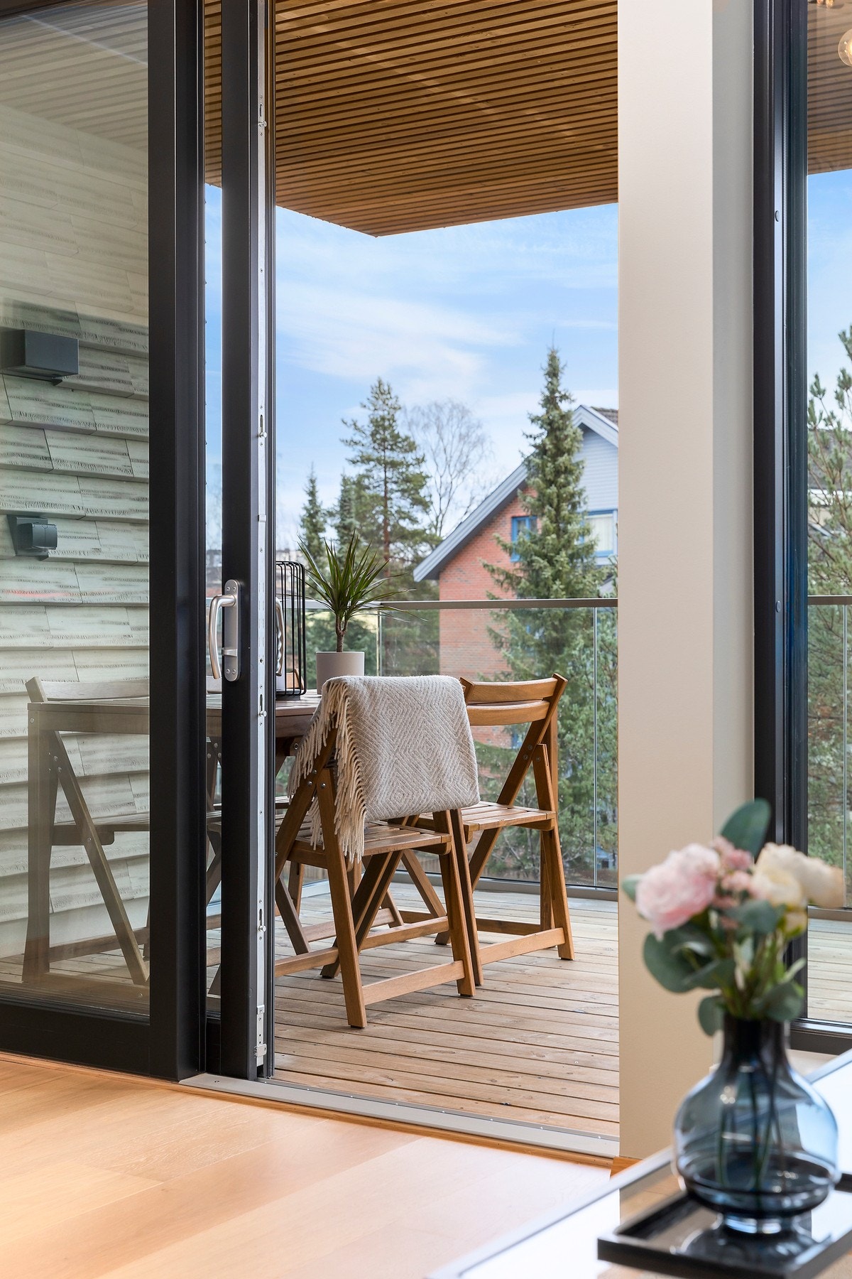 Direkte utgang til balkongen fra stuen. Galleribilde