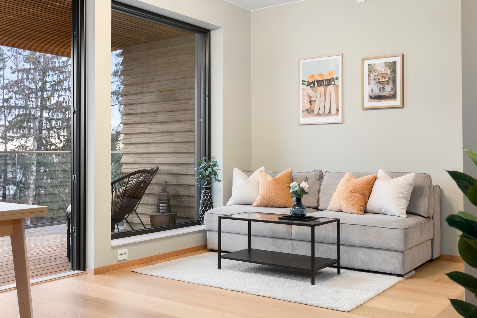 Store vindusflater gir svært godt med naturlig lys inn i leiligheten. Galleribilde