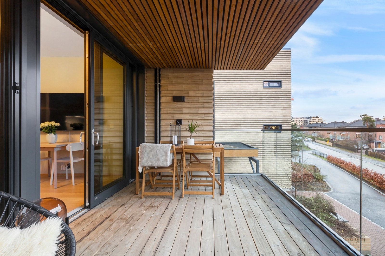 Den overbygde balkongen har god plass til flere sittegrupper. Galleribilde