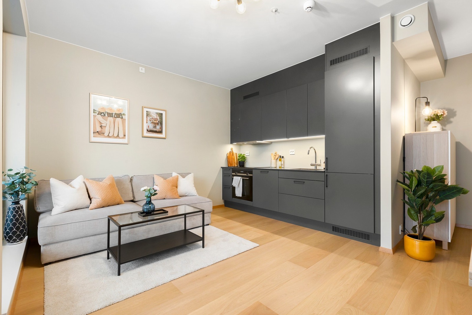 Kjøkkenet har stilig innredning fra HTH. Galleribilde