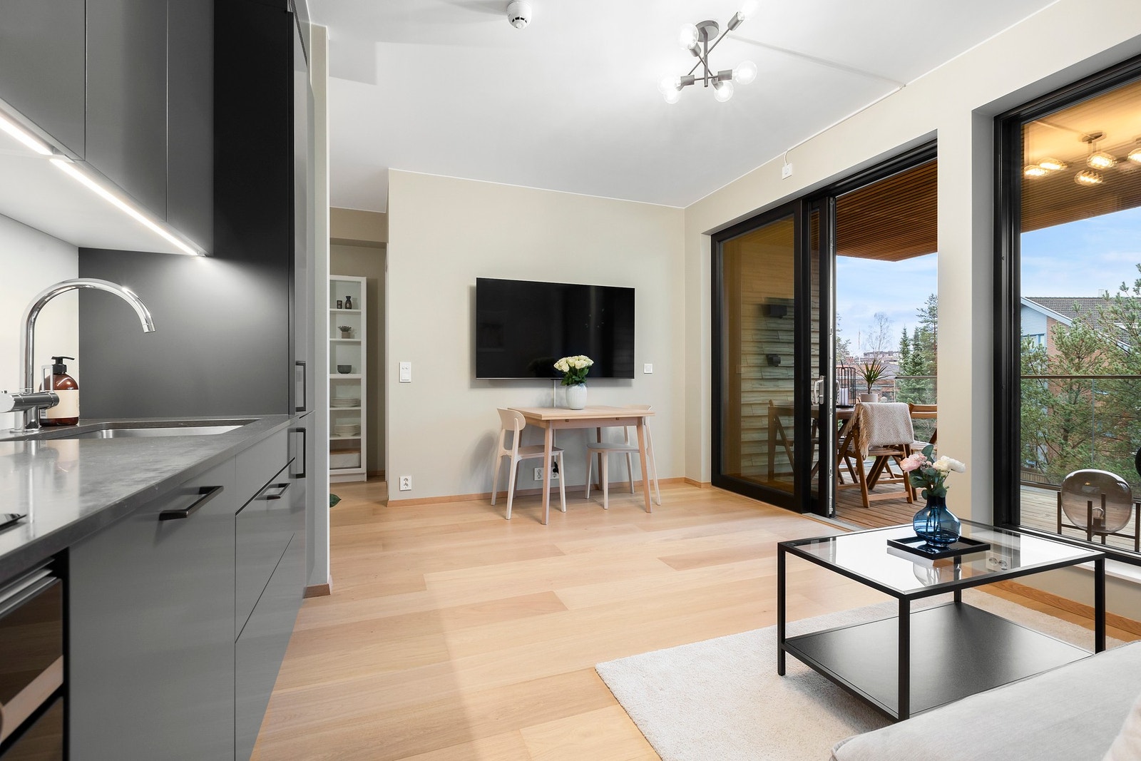 Godt med skap og lagringsplass. Ettgreps blandebatteri fra Tapwell. Galleribilde