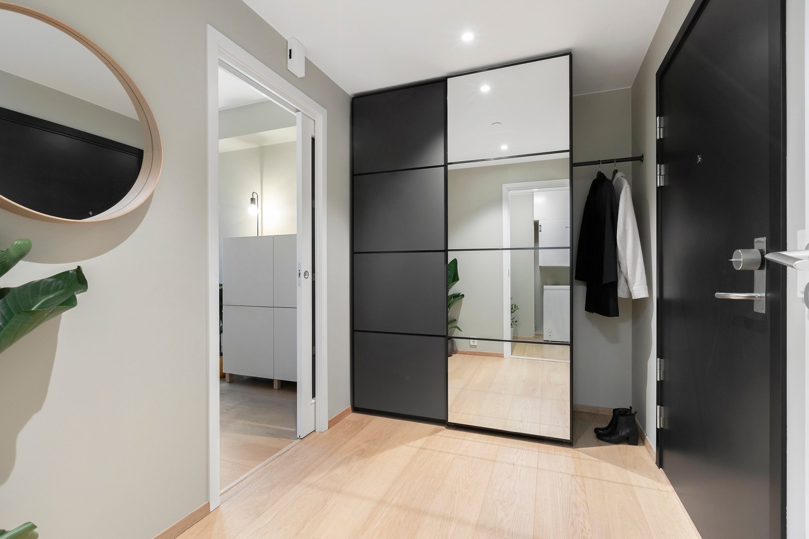 Entre/hall med down-lights i himlingen. Stor skyvedørsgarderobe med speildør og godt med lagringsplass. Galleribilde