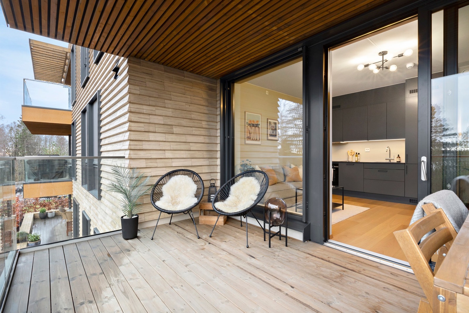 Store vindusflater, samt glassrekkverk gir godt med lys inn i leiligheten. Galleribilde