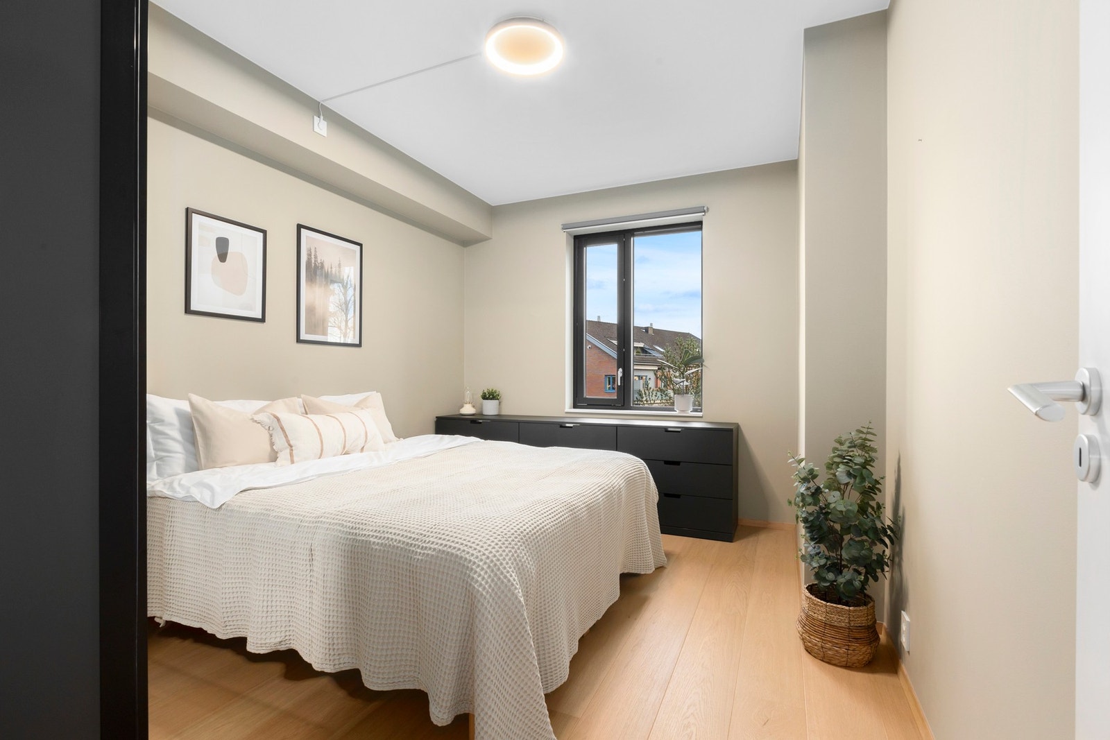 Soverommet har god plass til dobbelseng samt skap og garderobeløsninger. Galleribilde