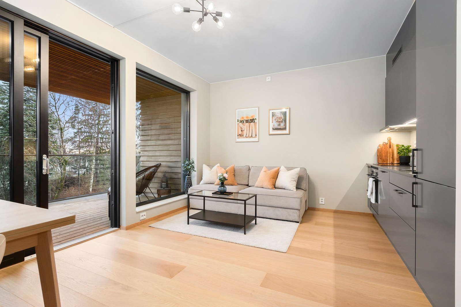 Lys og hyggelig stue med utgang til stor balkong med LED utelampe og dobbel stikkontakt. Galleribilde