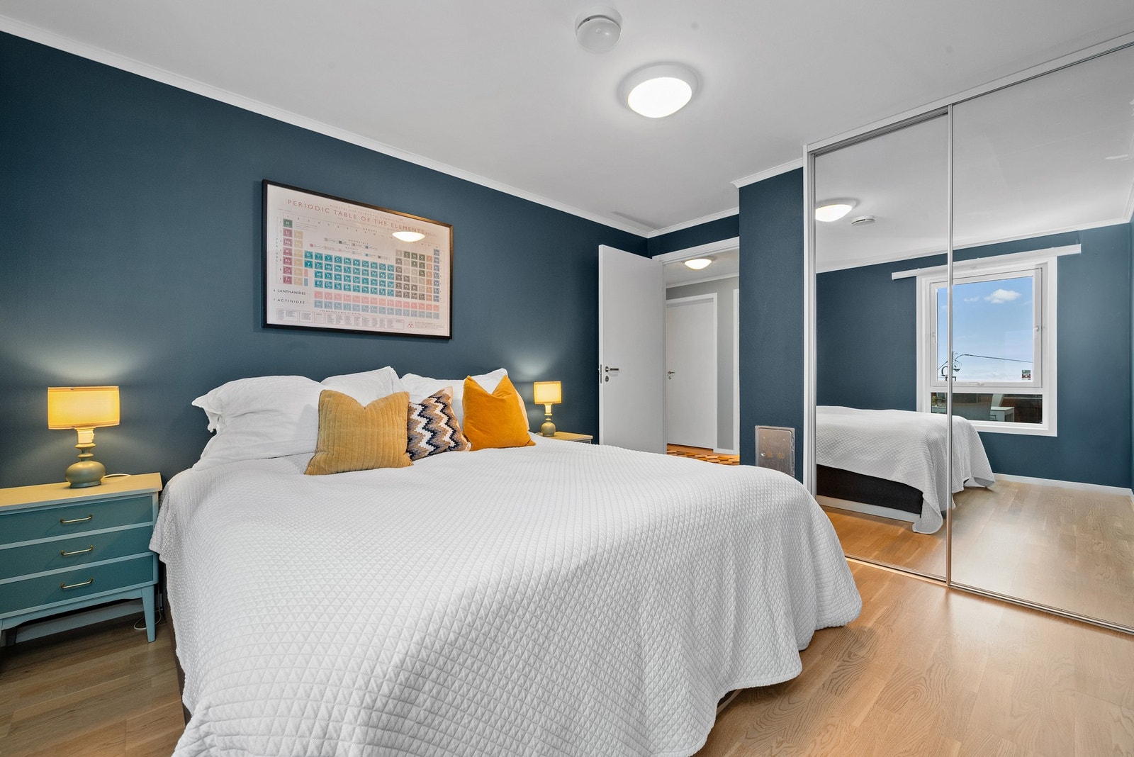 Soverom på 11,5m² med god plass til dobbeltseng og nattbord. Skyvedørsgarderobe. Galleribilde