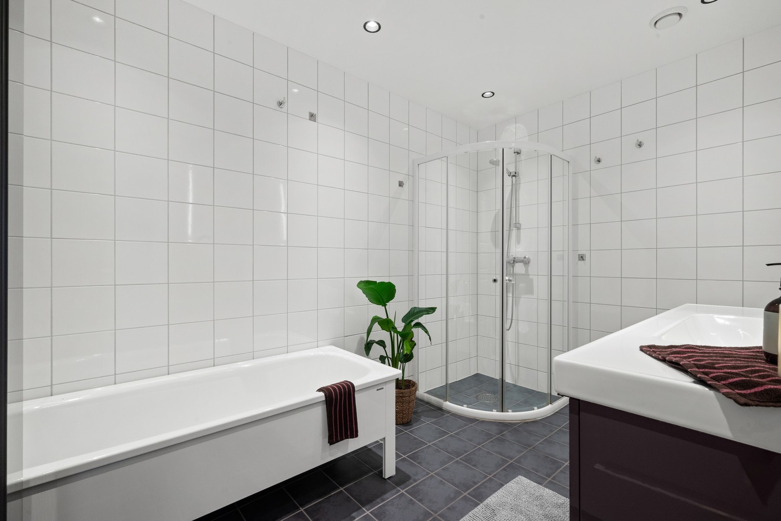 Her er både badekar og dusjhjørne - perfekt for hele familien. Galleribilde