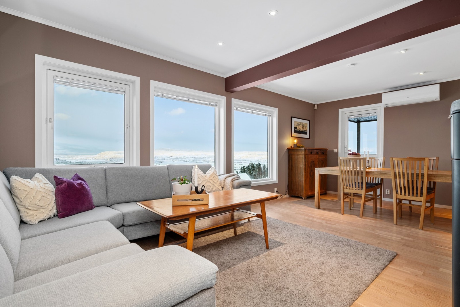 Fra stuen er det utgang til terrasse. Legg merke til den herlige utsikten! Galleribilde