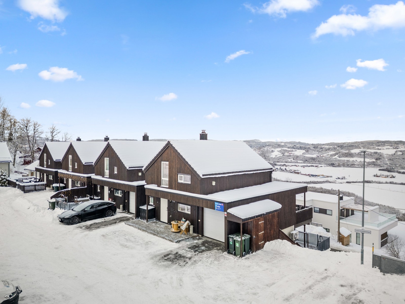 En flott familiebolig over tre plan, med fantastisk utsikt og gode solforhold. Galleribilde