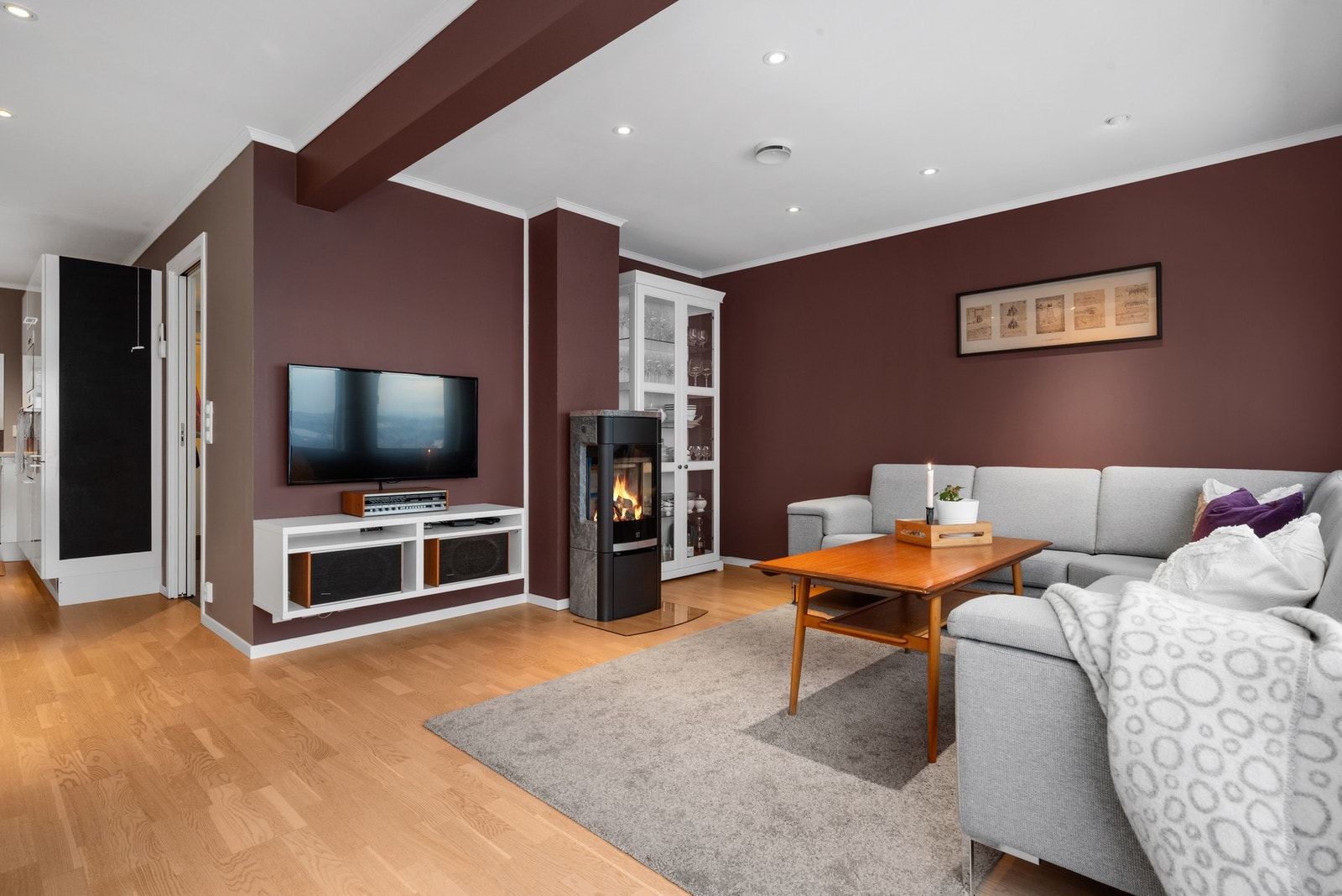 Boligen har både vedfyring og varmepumpe. Galleribilde