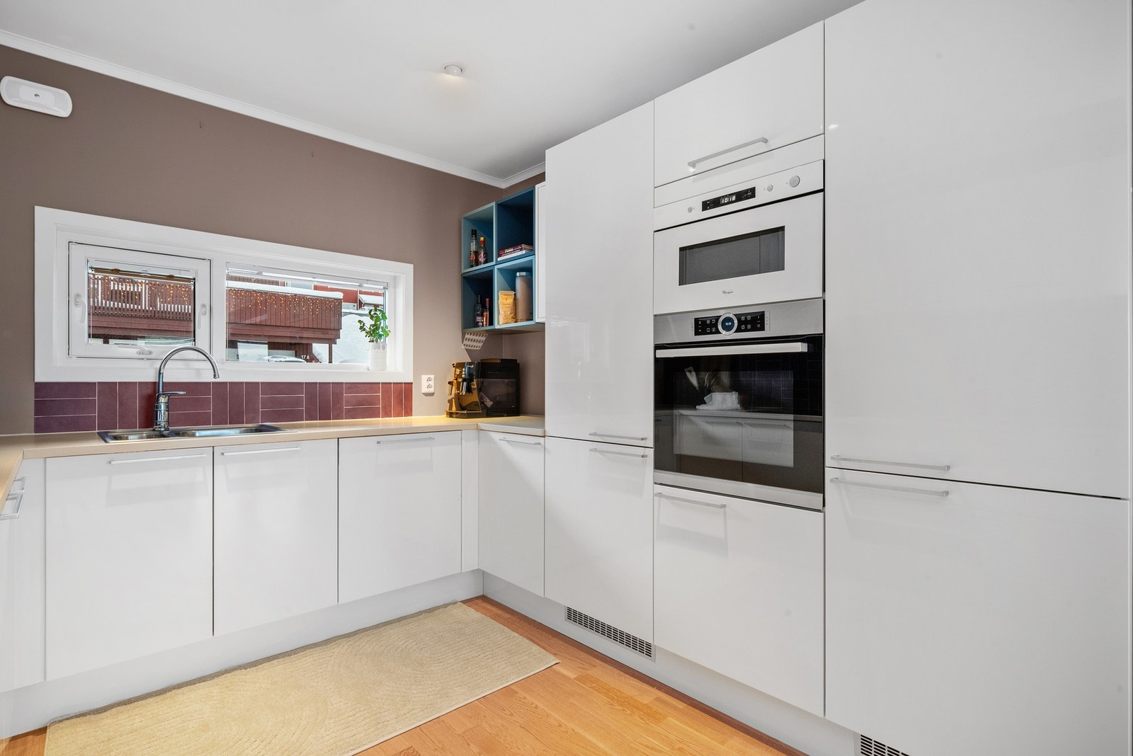 Kjøkkenet byr på rikelig med skap og benkeplass. Downlights i tak. Galleribilde