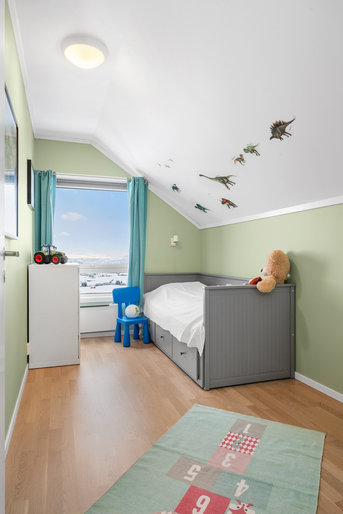 Soverom på 9m². Nydelig utsikt. Galleribilde