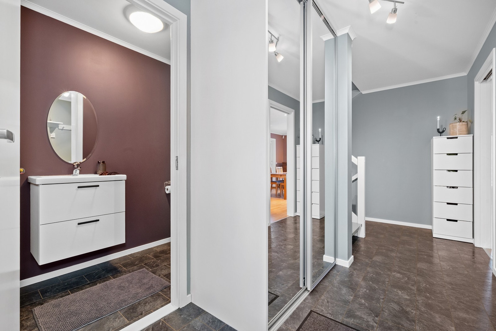 Praktisk med eget toalettrom rett ved gang. Det er også god lagringsplass i skyvedørsgarderobe. Galleribilde