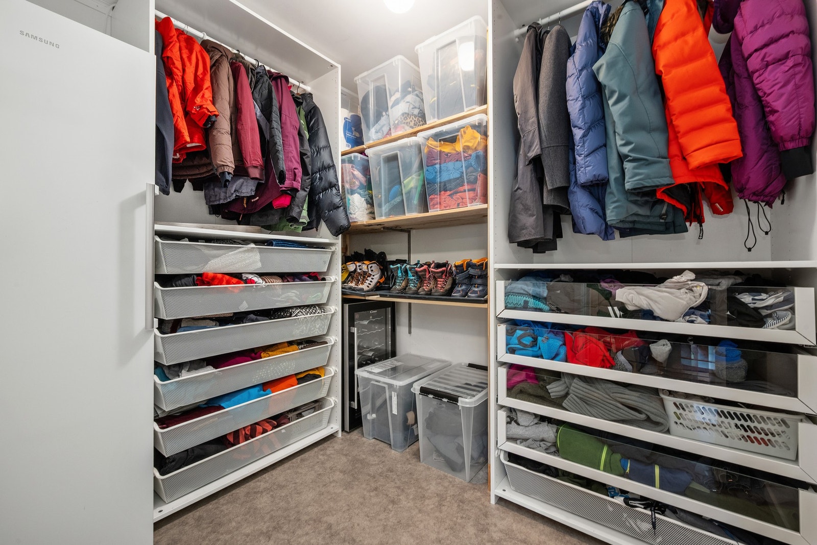 Boden er godt utnyttet med garderobeløsning og fryseskap. Galleribilde