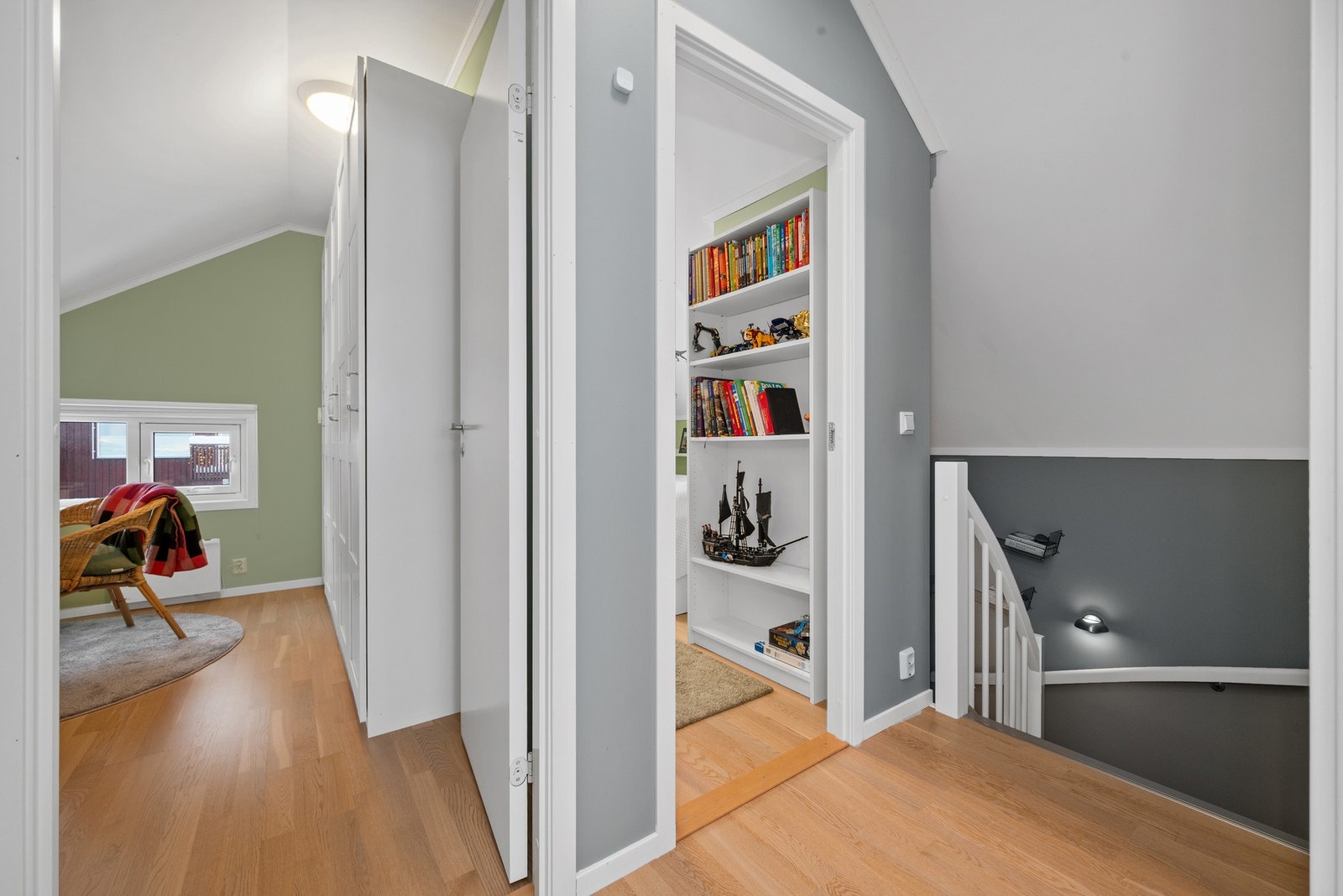 Boligen har totalt 6 soverom, hvor 4 av disse er på loftet. Galleribilde