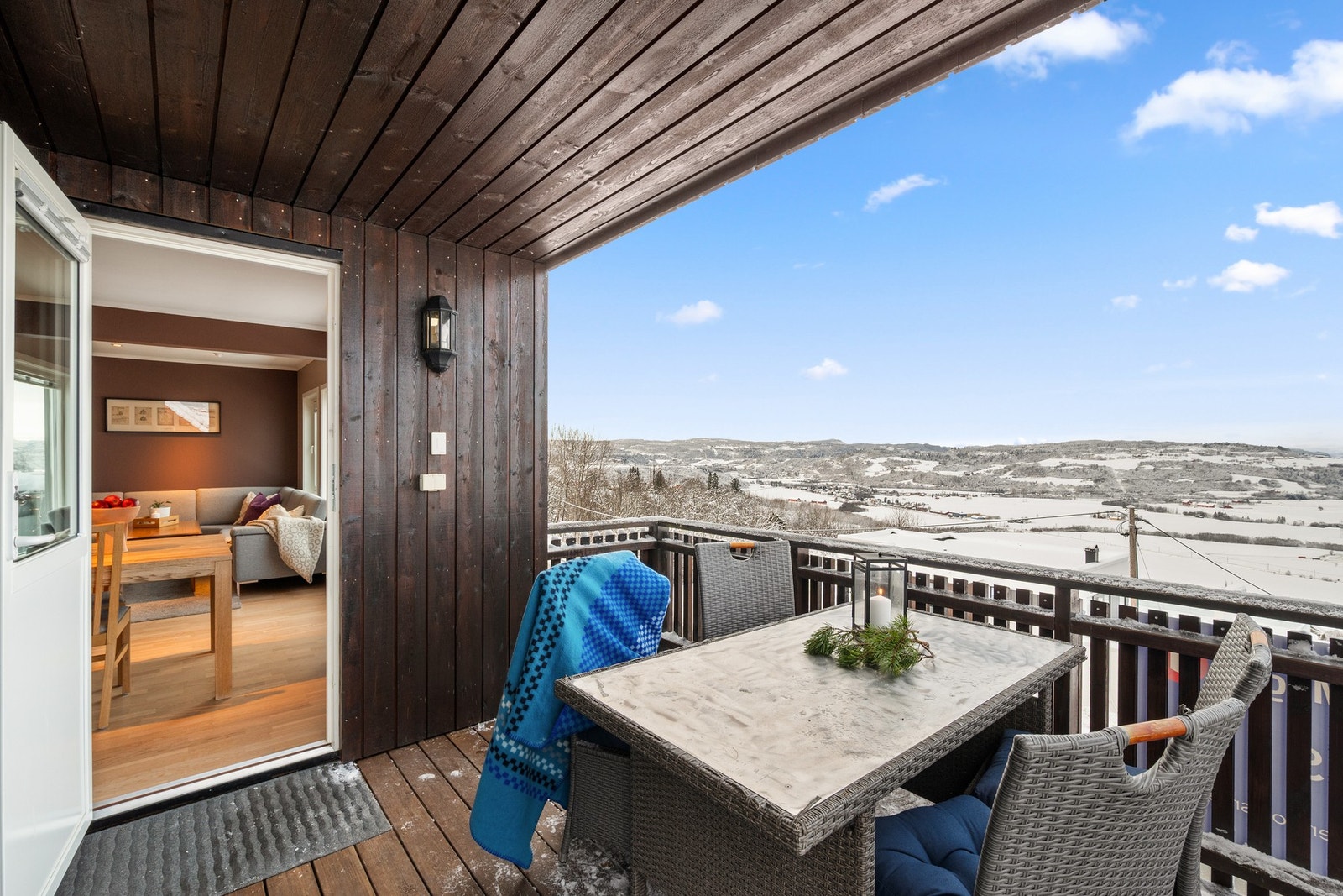 Boligen har flere uteplasser. Denne balkongen er på 9 kvm. Galleribilde