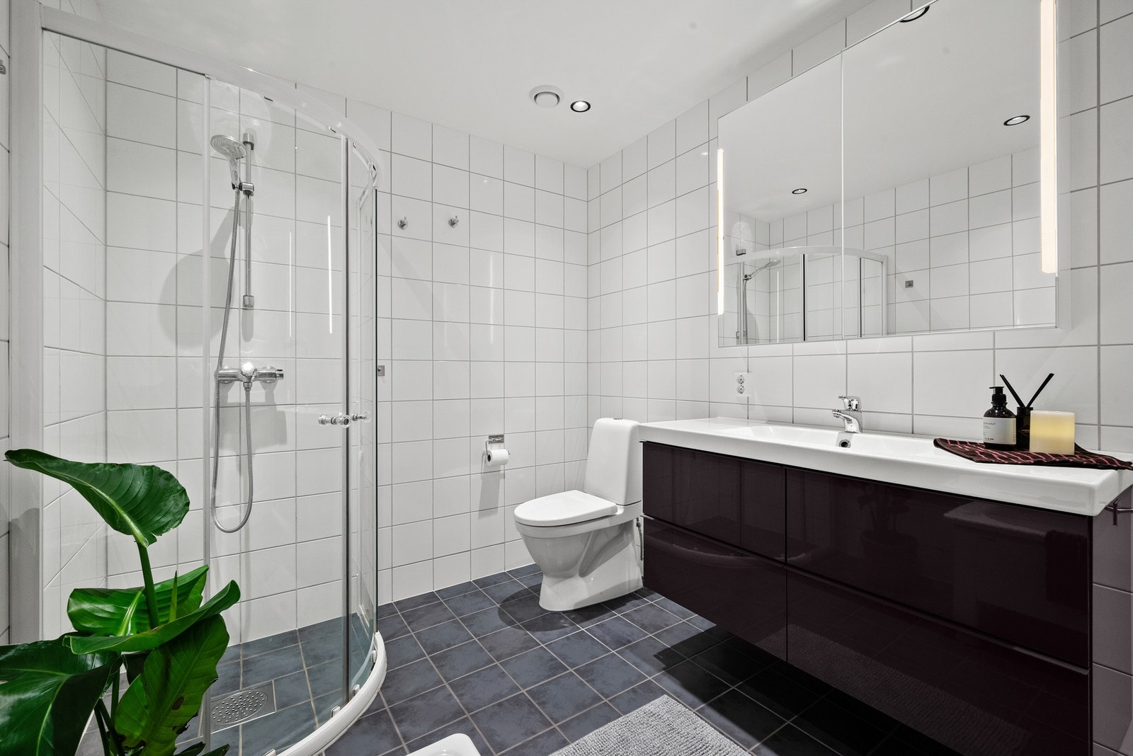 Helfliset bad på 7m² med varme i gulv. God oppbevaringsplass i skuffer og speilskap. Galleribilde