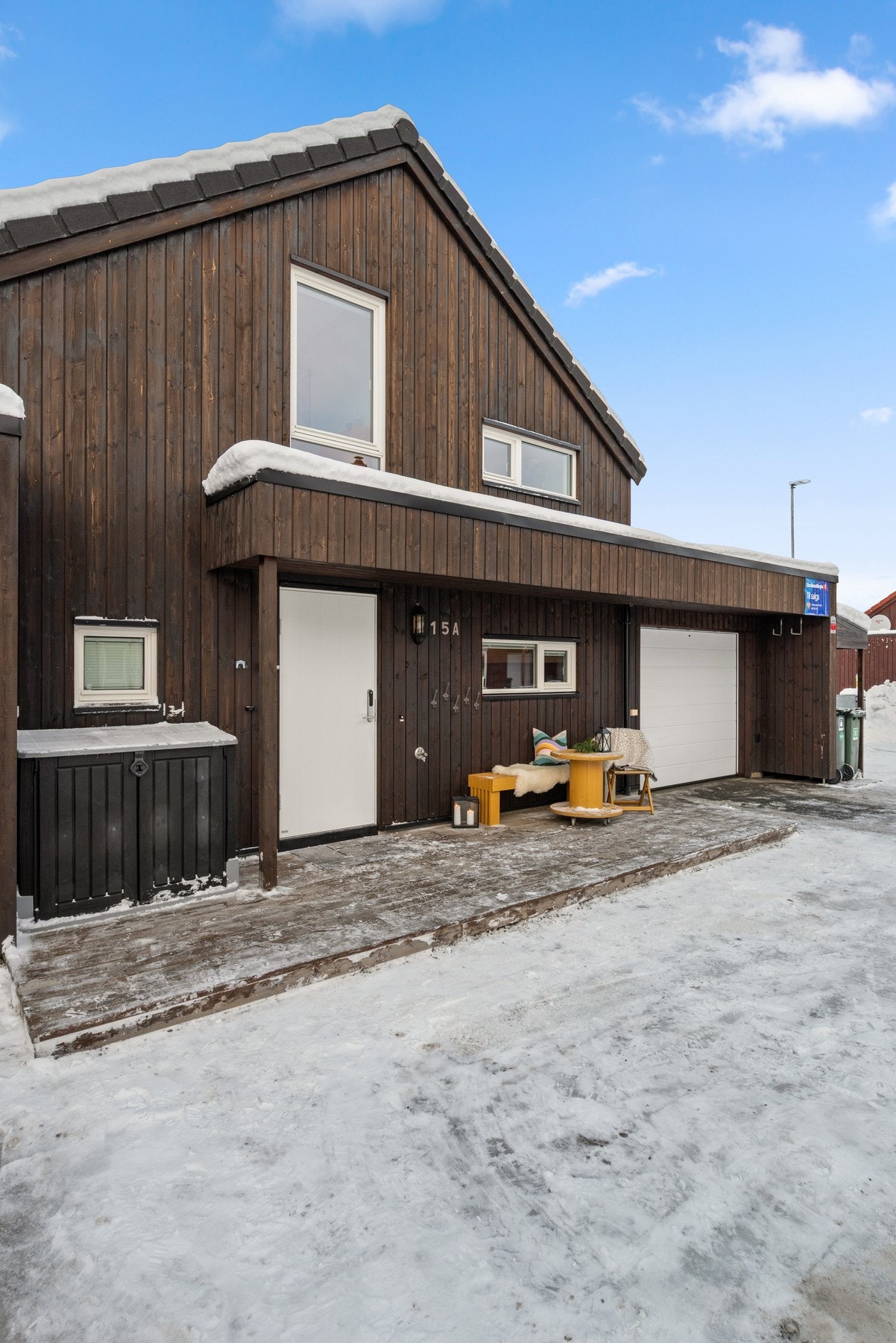 Pent opparbeidet inngangsparti og asfaltert gårdsplass. Galleribilde