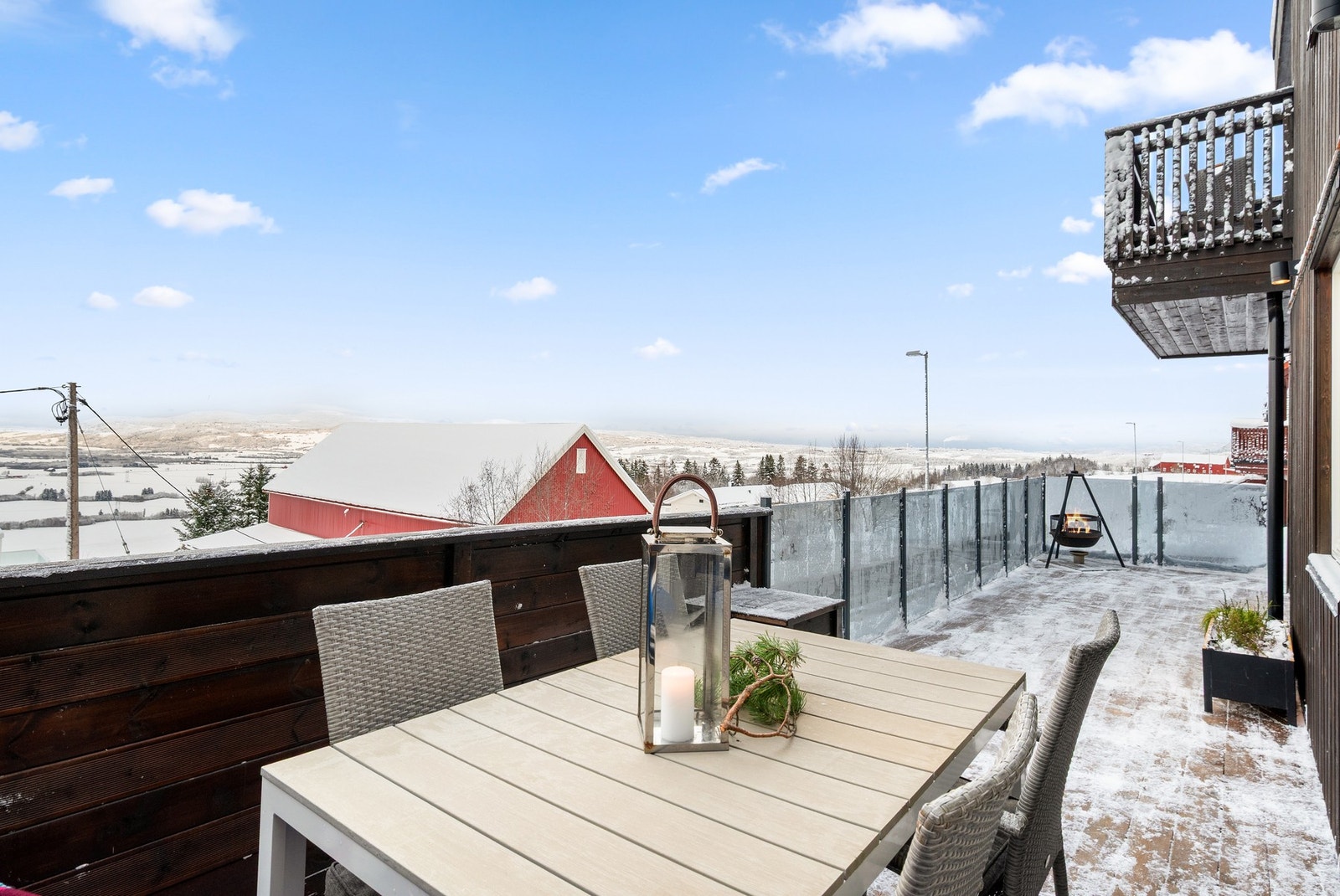 Her er det god plass til utemøbler, grill etc. Galleribilde