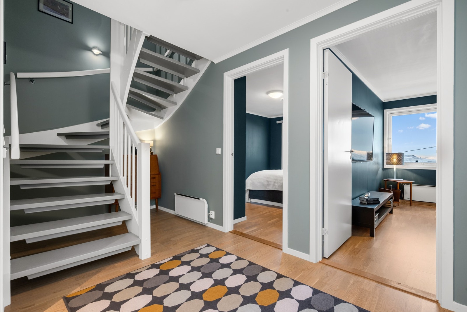 I sokkeletasjen er de to siste soverommene, ett bad, vaskerom og en praktisk bod. Galleribilde