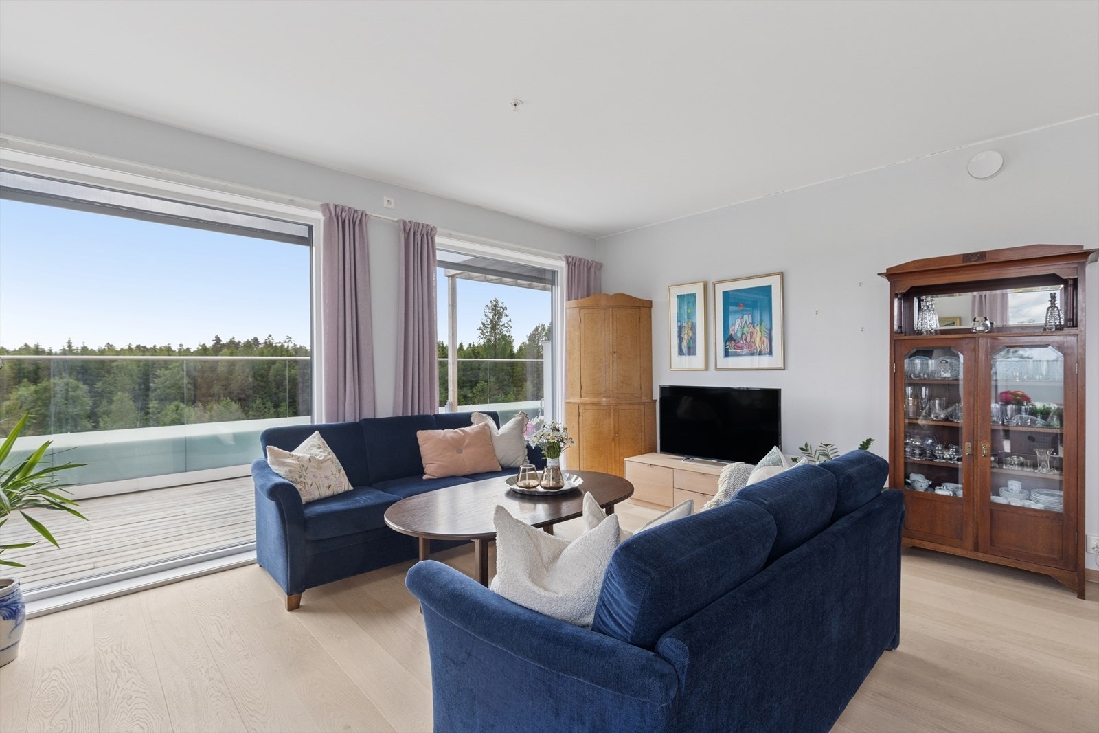 Det er montert utvendige sunscreens på vinduer som er vendt mot syd Galleribilde