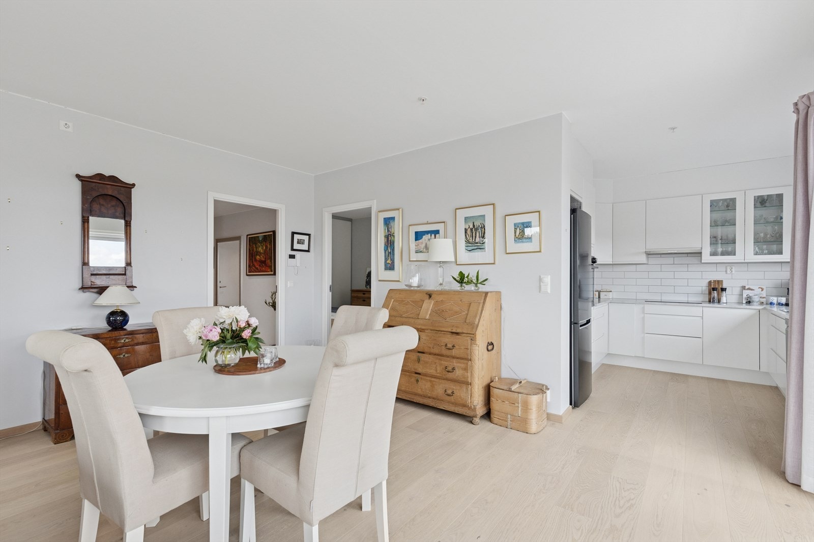 Fra stuen er det åpen løsning mot kjøkkenet Galleribilde