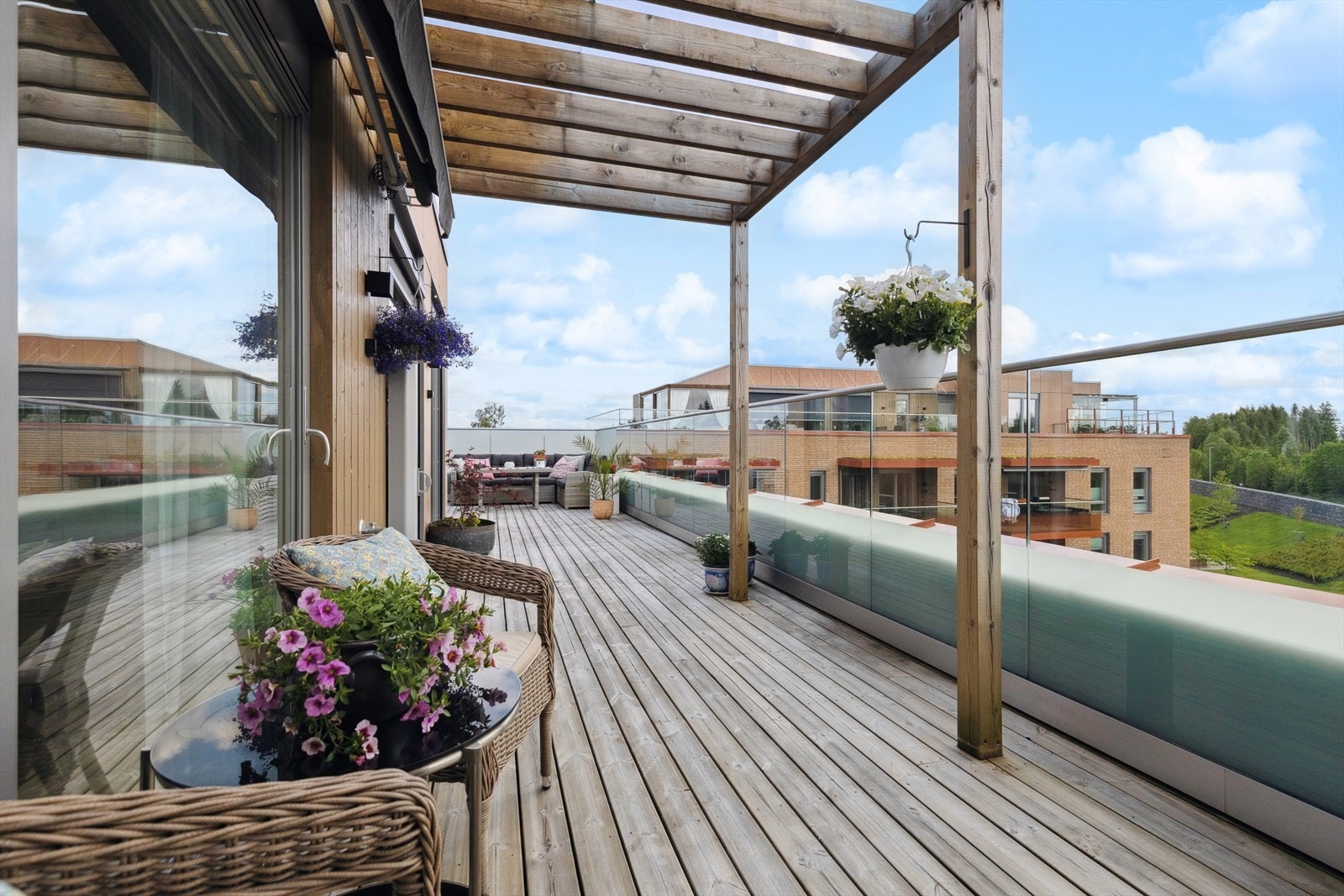 Det er også adkomst til praktisk bod på terrassen som er på ca. 2,1 kvm Galleribilde