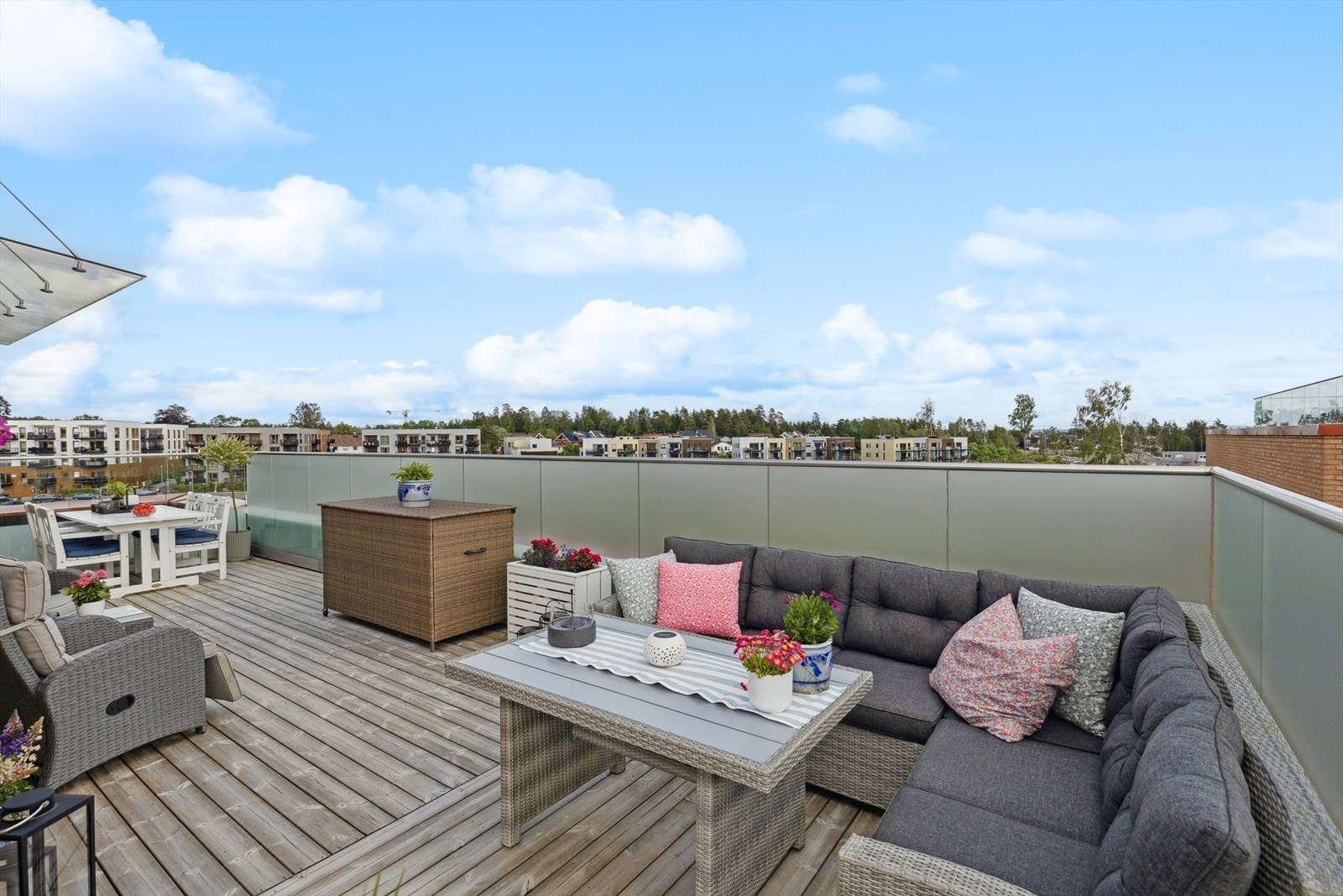 Det er god plass til flere soner med sittegrupper, samt grill Galleribilde