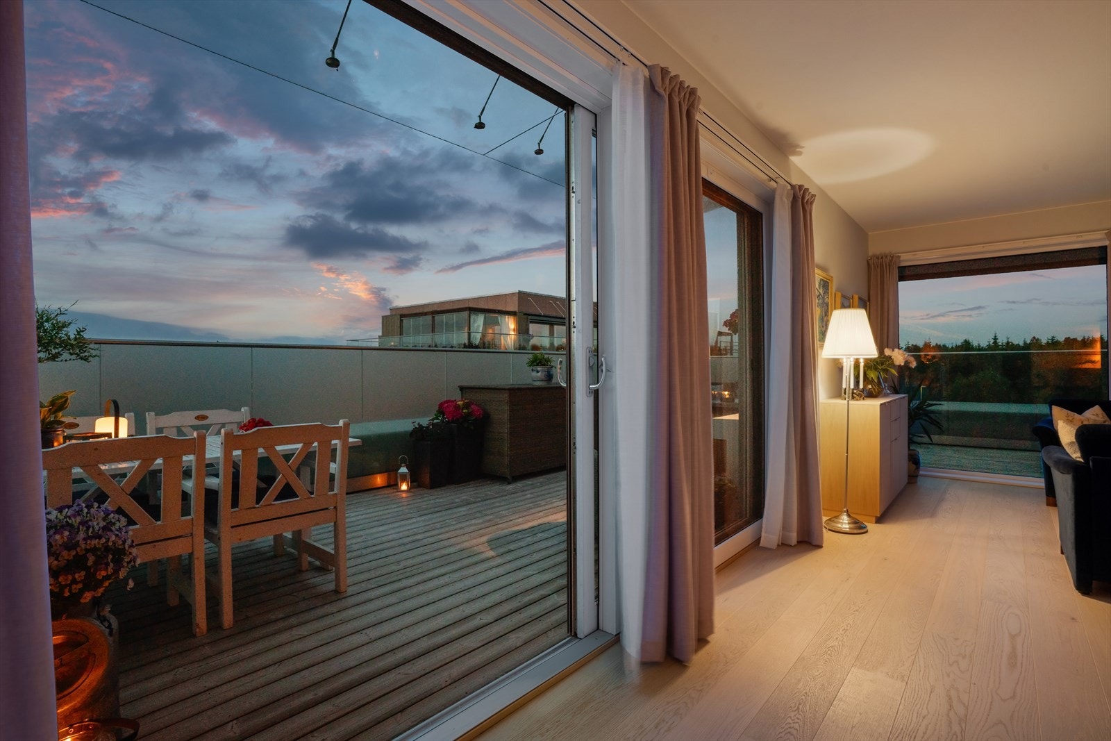 Det er utgang til terrassen via stor skyvedør Galleribilde