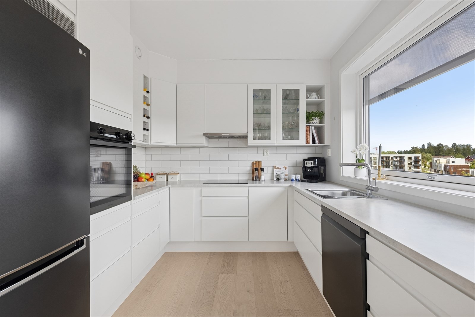 Kjøkkenet er fra Sigdal og har integrerte hvitevarer som stekeovn, koketopp, oppvaskmaskin (uten dekkplate), samt avsatt plass til kjøleskap Galleribilde