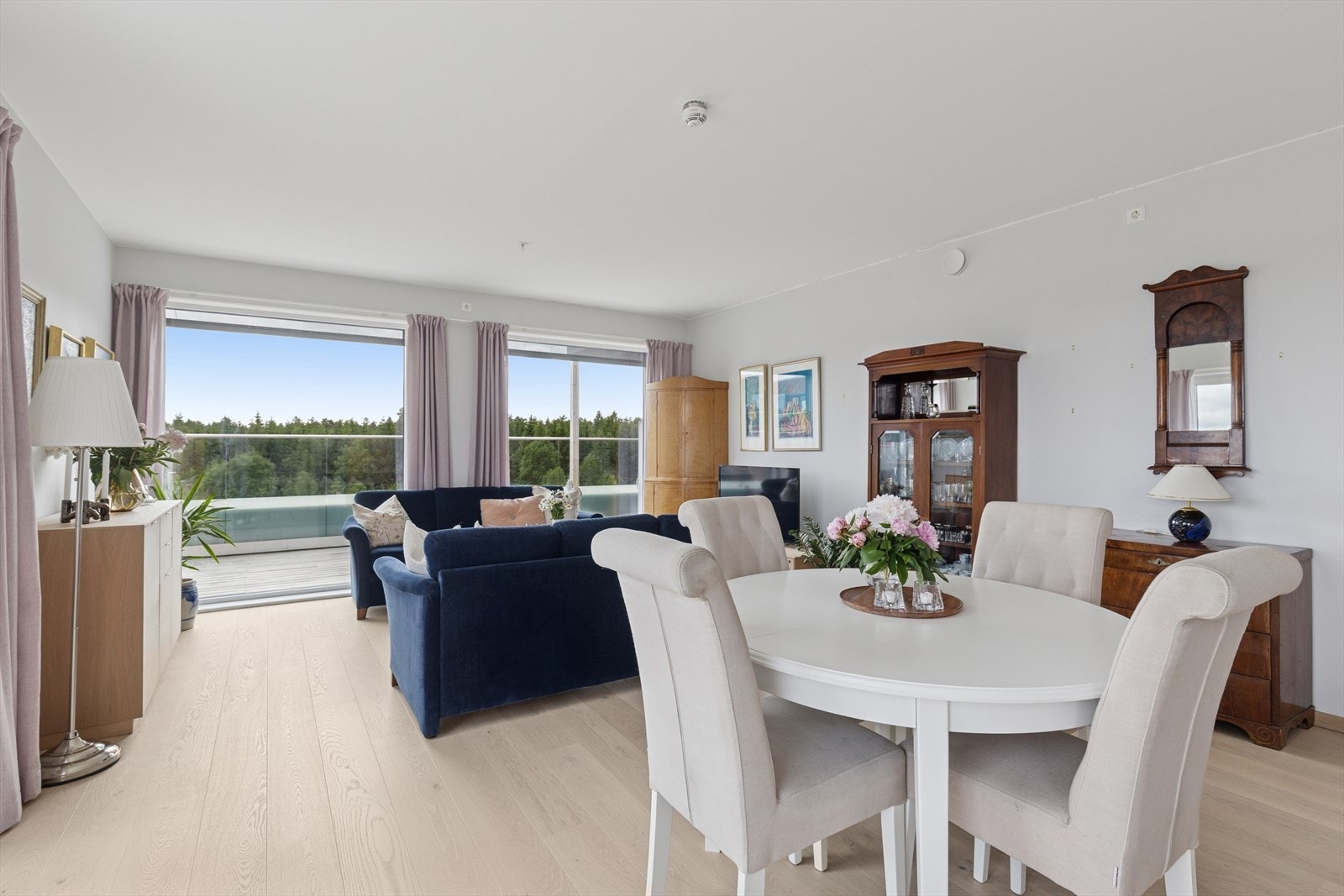 Det er god plass til en romslig sofagruppe, TV, oppbevaringsmøbler og en romslig spisegruppe Galleribilde