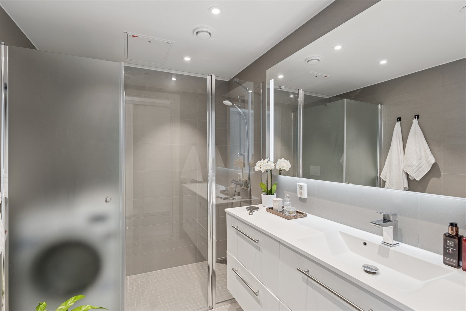 Flislagt bad/vaskerom av god størrelse med mange gode løsninger. Det er adkomst fra entré Galleribilde