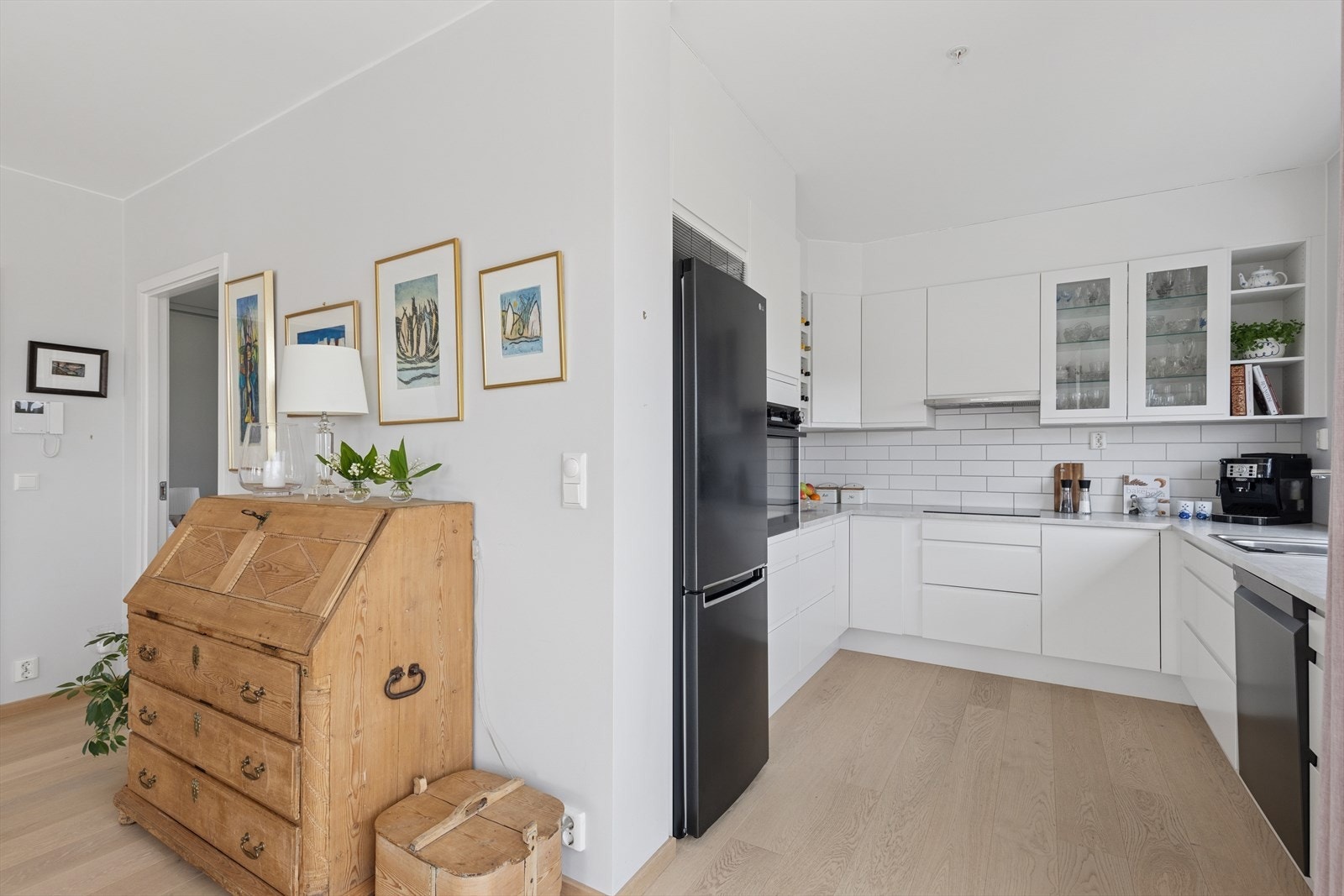 Kjøkkenet har godt med skap- og benkeplass Galleribilde