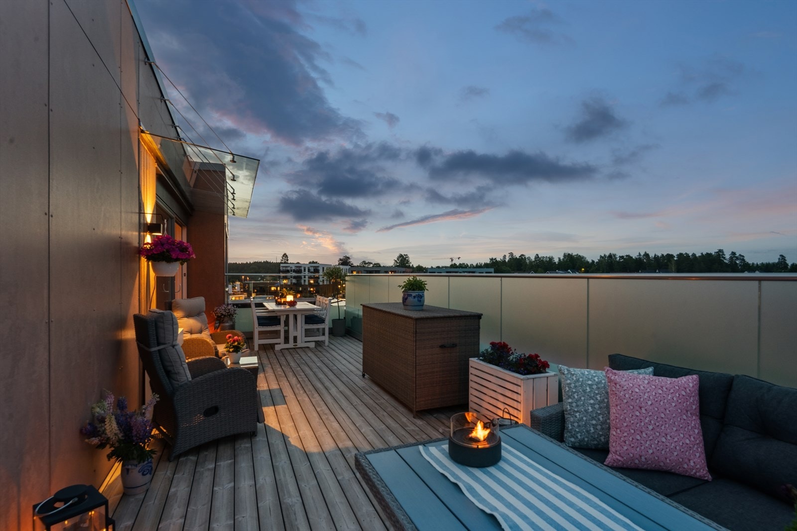 Terrassen ligger luftig til med flott utsyn Galleribilde