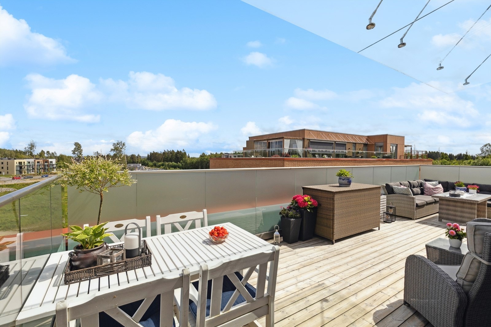 Terrassen er vendt mot både øst og syd, så her kan man flytte seg etter solen og behovet. Galleribilde