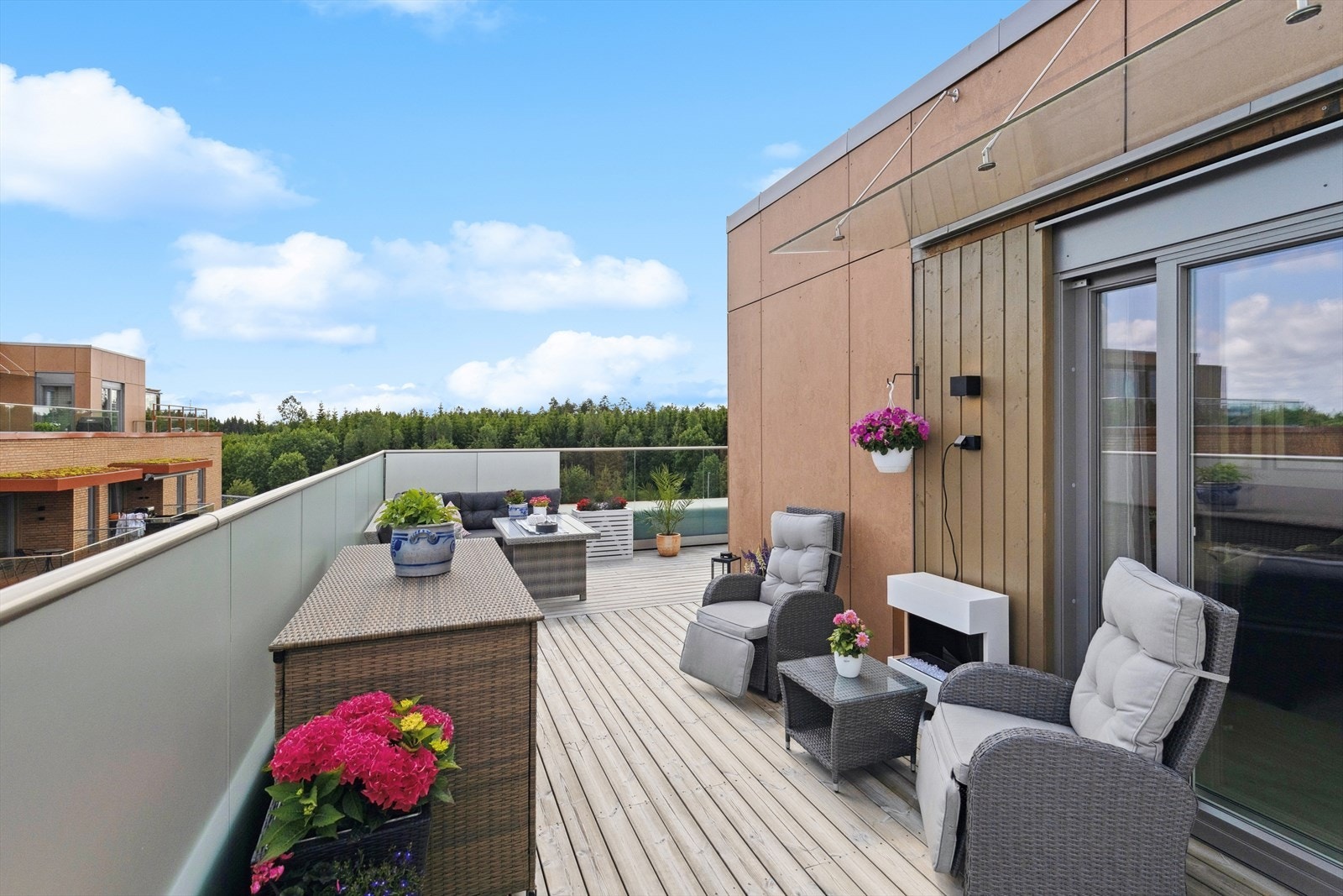 Fantastisk terrasse på hele 53 kvm som strekker seg rundt deler av leiligheten Galleribilde