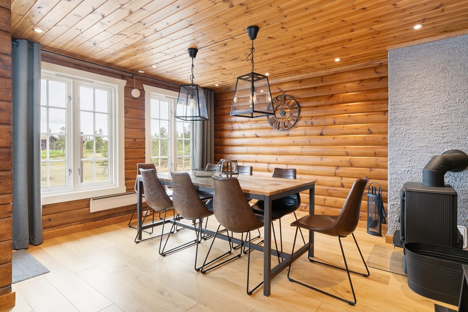 Romslig spisestuedel med god plass til spisebord. Peis er installert for ekstra oppvarmingskilde. Store vindusflater som slipper inn rikelig med dagslys, amt flott utsikt over området. Galleribilde