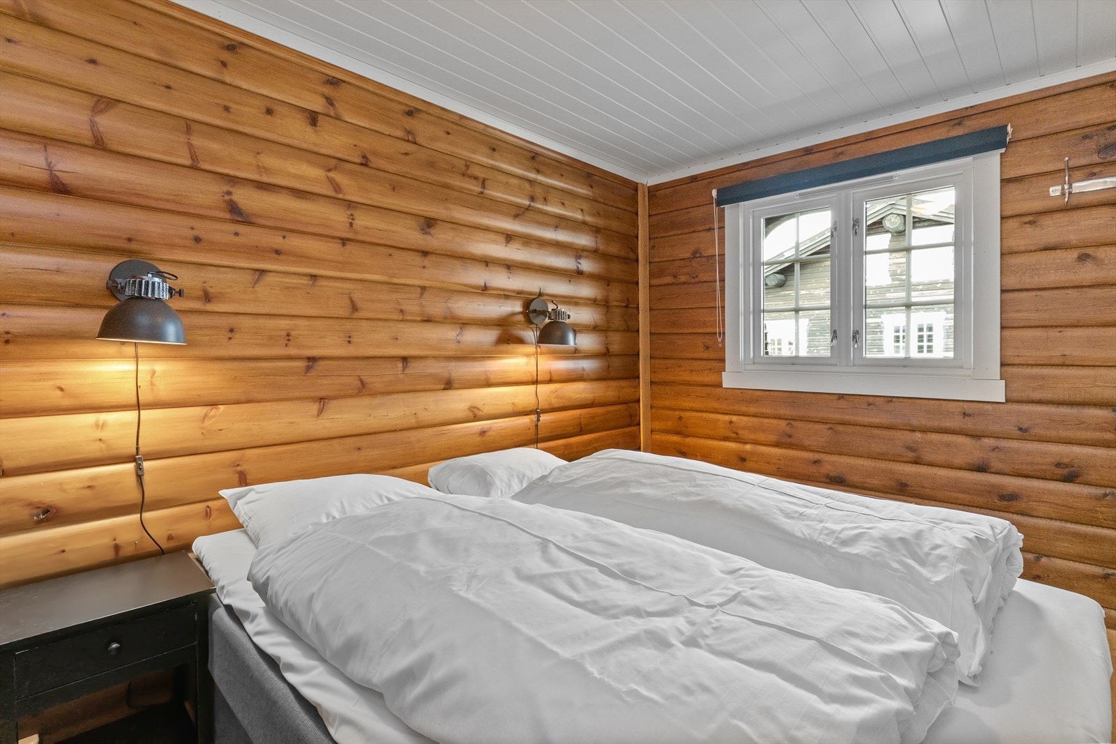 Soverom med god plass til dobbeltseng. Galleribilde