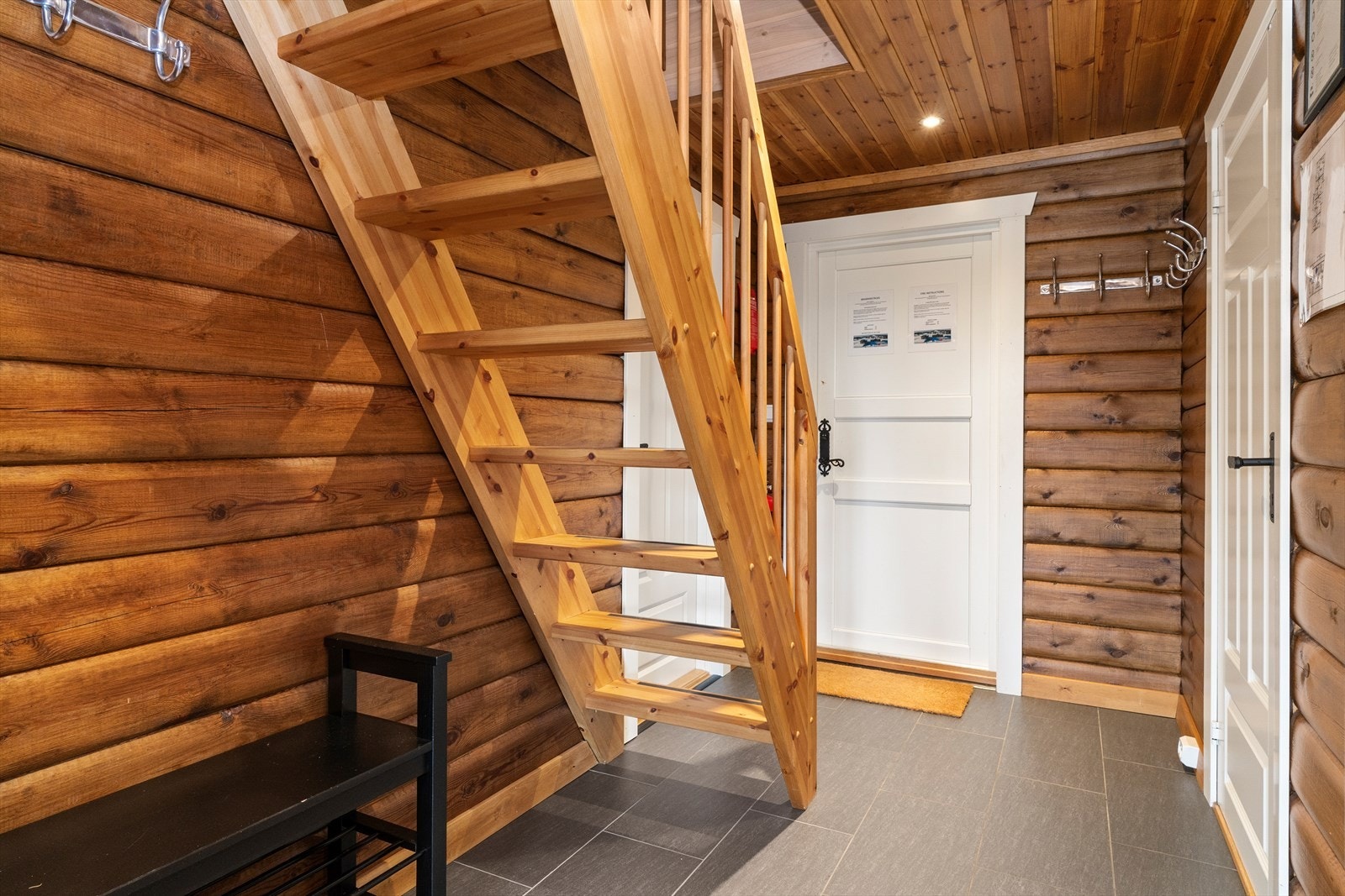 Gang/entré med god plass til å henge fra seg yttertøy. Trappegang opp til innredet hems. Galleribilde